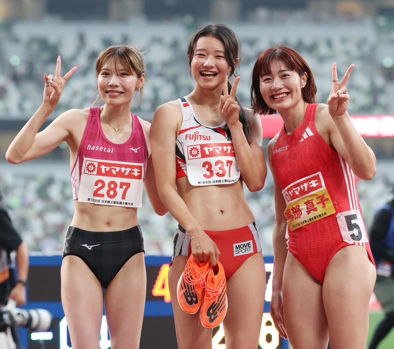 女子100メートル障害決勝　笑顔で記念撮影する1位の田中（中央）、2位の中島（左）、3位の福部（撮影・宮地輝）