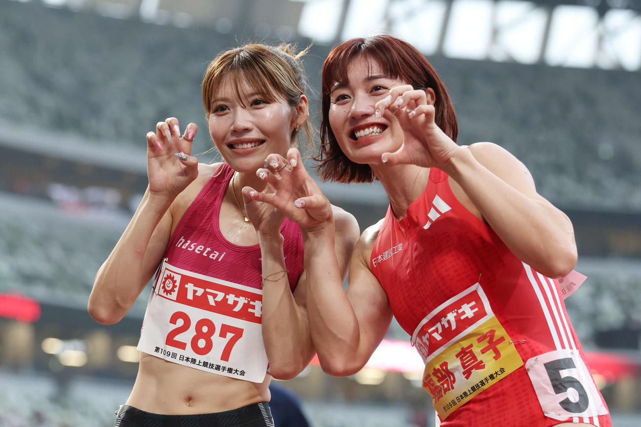 女子100メートル障害決勝後、笑顔でネイルを見せる中島（左）と福部（撮影・宮地輝）