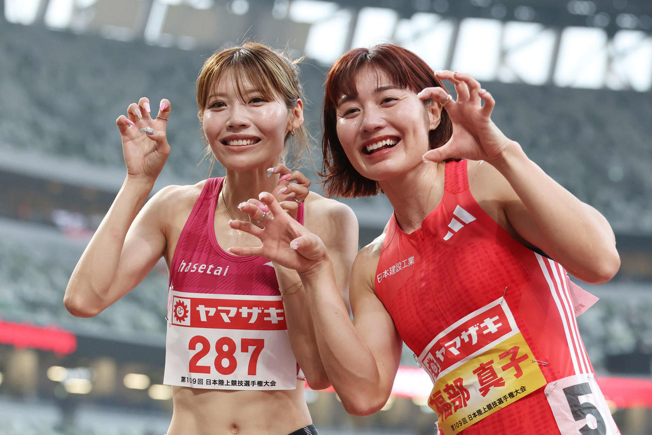 女子100メートル障害決勝後、笑顔でネイルを見せる中島（左）と福部（撮影・宮地輝）