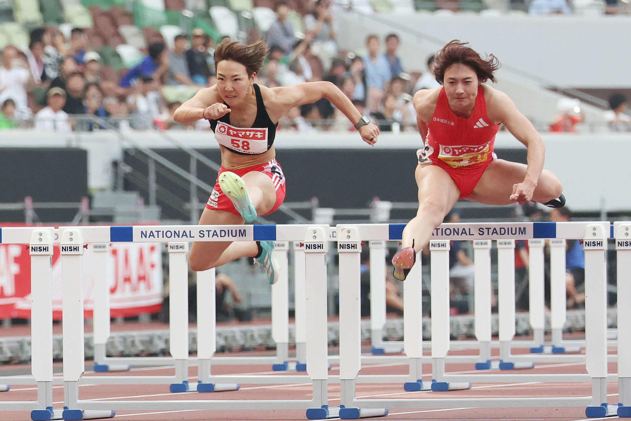 女子100メートル障害決勝　障害を越える寺田（左）と福部（撮影・宮地輝）