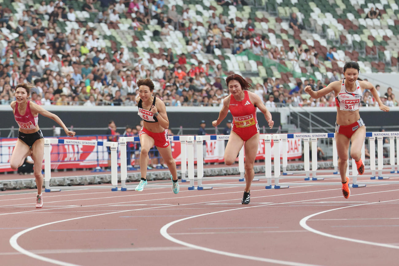 女子100メートル障害決勝　力走する左から中島、寺田、福部、田中（撮影・宮地輝）