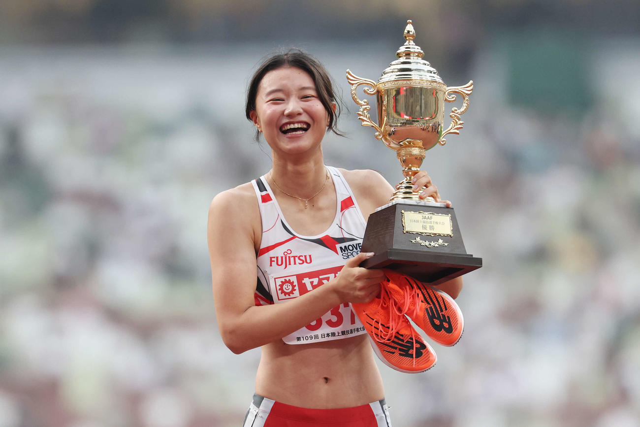 女子100メートル障害決勝　優勝しトロフィーを手に笑顔の田中（撮影・宮地輝）