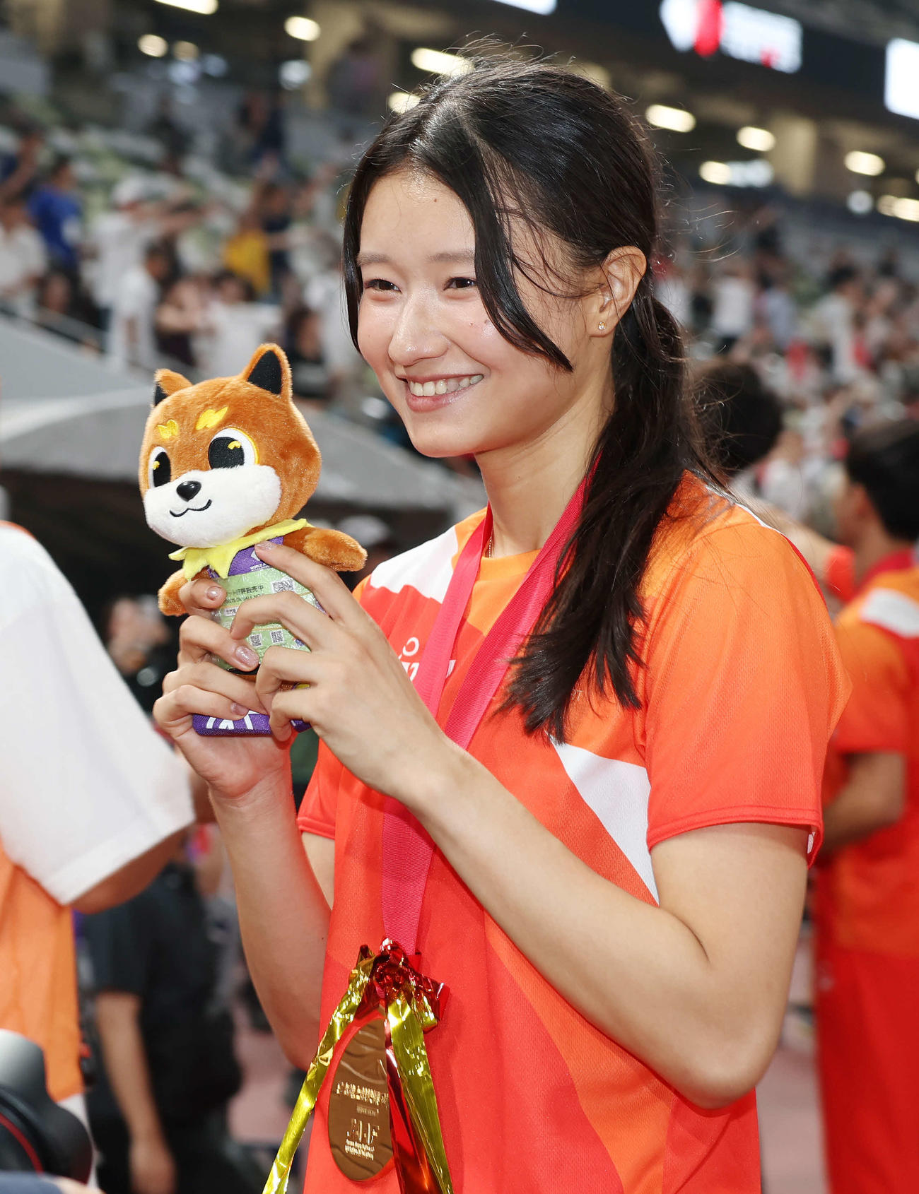 りくワンのぬいぐるみを手に笑顔の田中（撮影・宮地輝）
