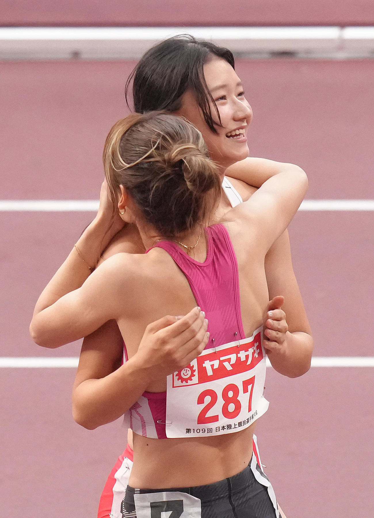 レース後、中島（手前）と抱き合う田中佑（撮影・足立雅史）