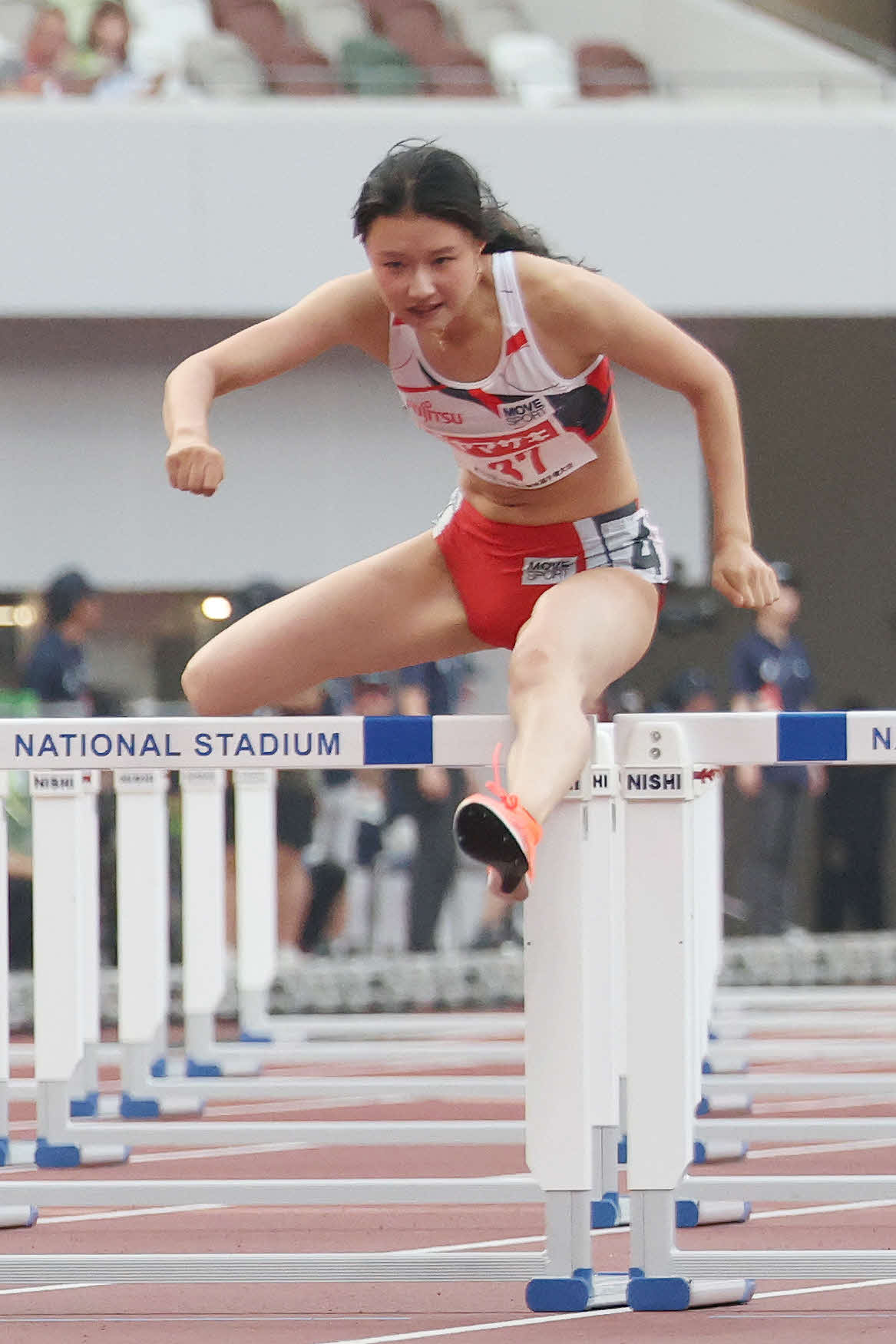 女子100メートル障害決勝　障害を越える田中（撮影・宮地輝）