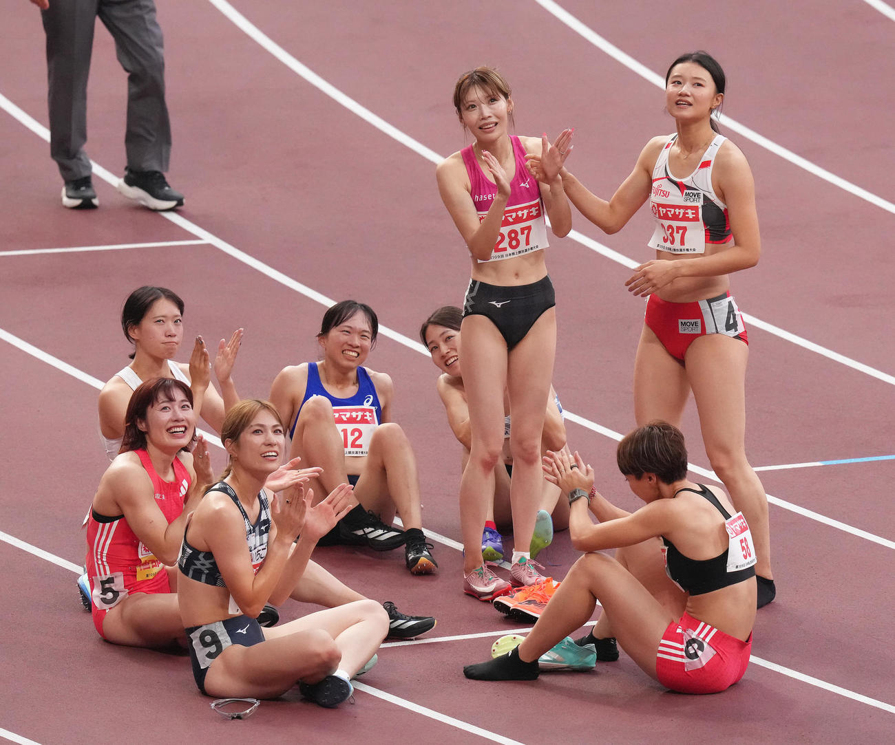 女子100メートル障害決勝で仲良く写真判定の結果を待つ田中（後方右）、中島（同右から2人目）ら（撮影・足立雅史）
