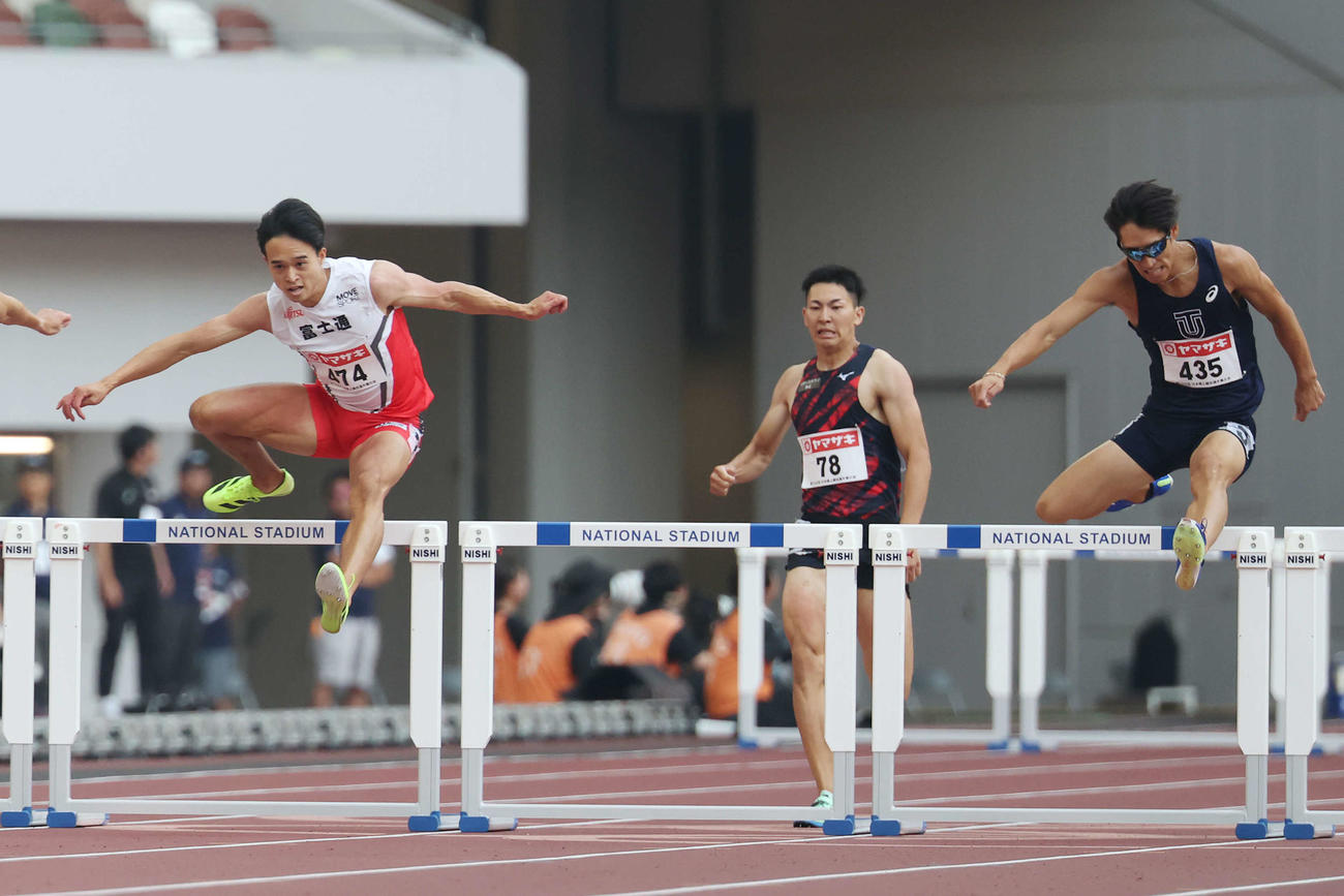 男子400メートル障害決勝　障害を越える井之上（左）と小川（撮影・宮地輝）