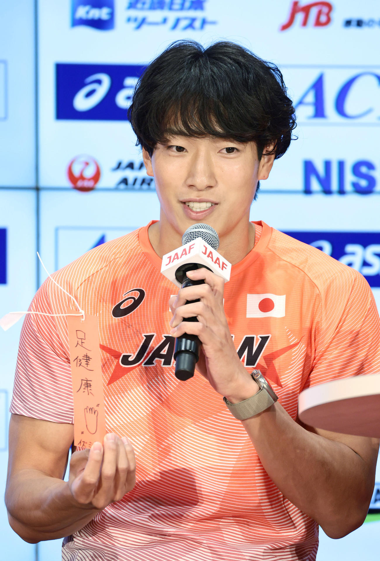 七夕の短冊を手に記者会見する世界陸上選手権東京大会代表の泉谷駿介＝7日、東京都内（代表撮影）