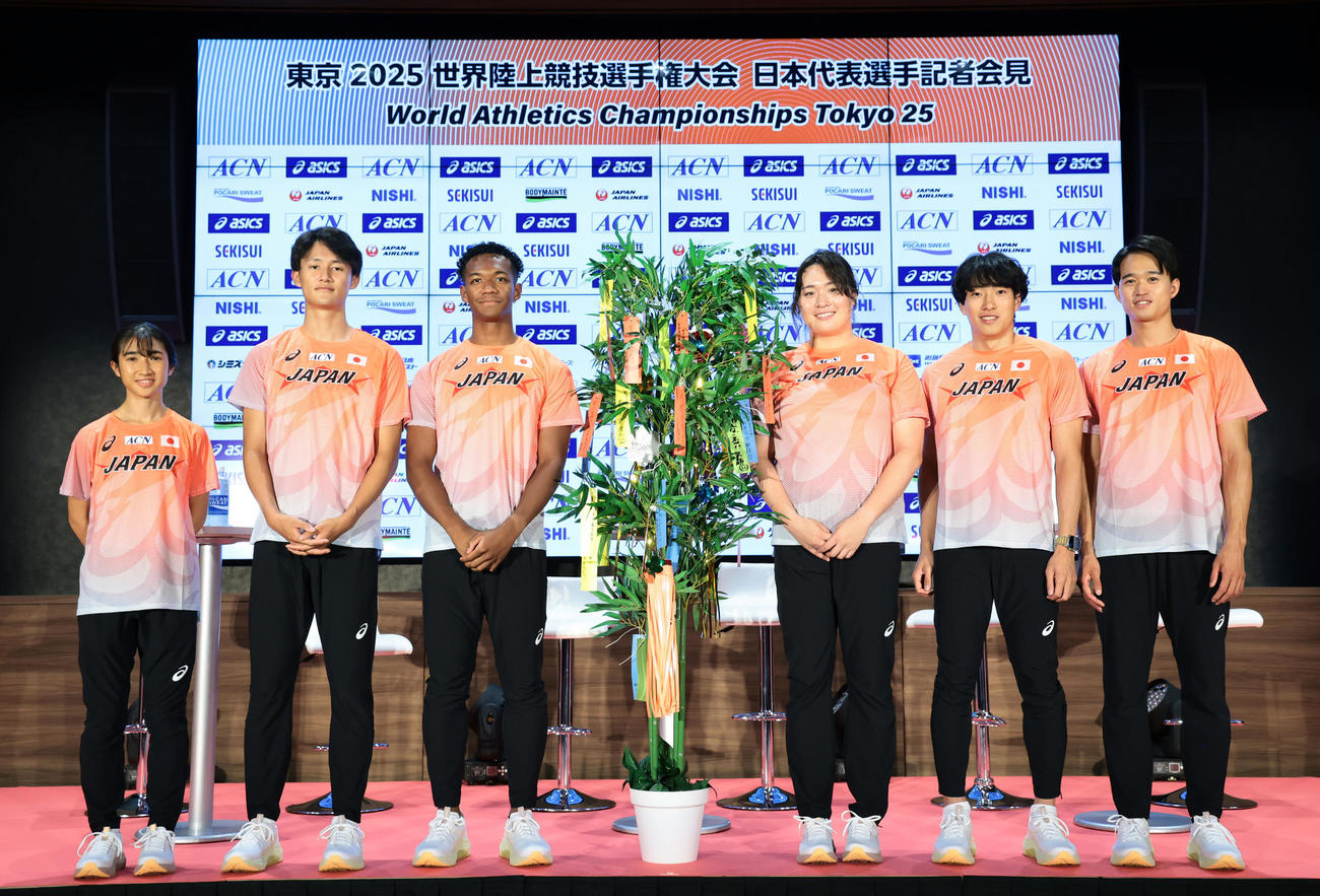 「東京2025世界陸上競技選手権大会　日本代表選手記者会見」　集合写真に納まる、左から田中希実　鵜沢飛羽　村竹ラシッド　北口榛花　泉谷駿介　井之上駿太（代表撮影）