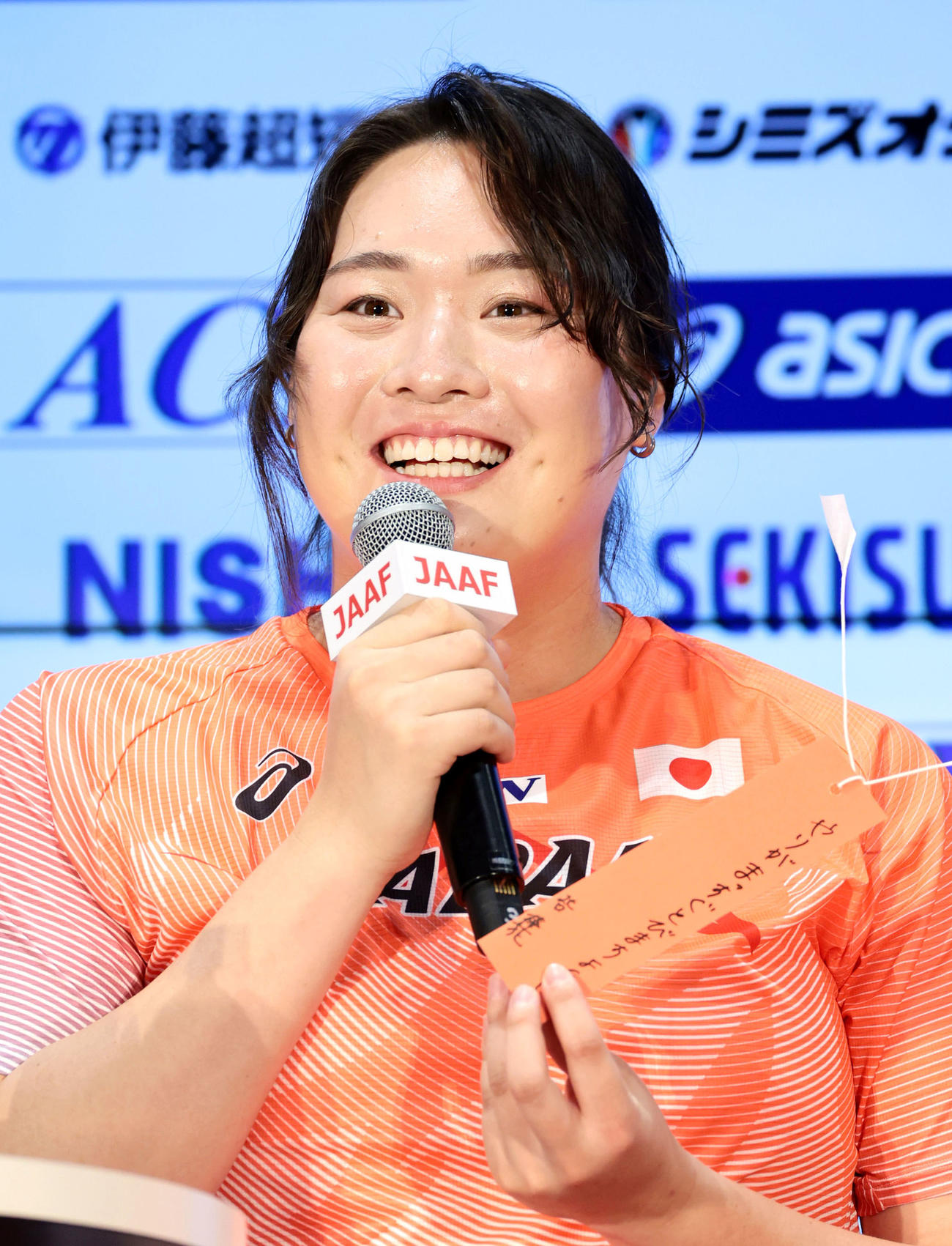 七夕の短冊を手に記者会見する世界陸上選手権東京大会代表の北口榛花＝7日、東京都内（代表撮影）