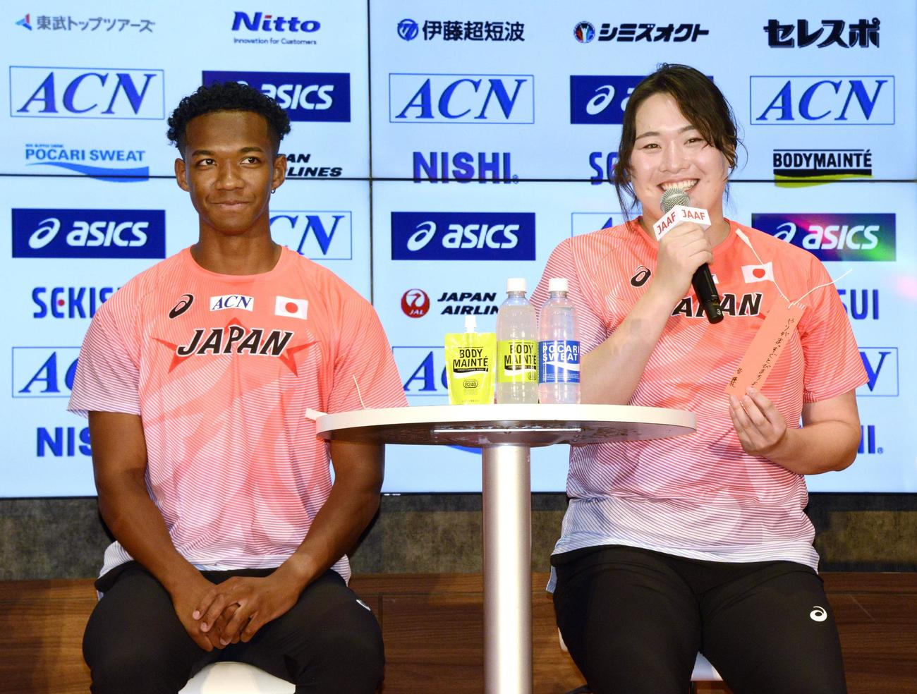 記者会見する世界陸上選手権東京大会代表の北口榛花（右）と村竹ラシッド（共同）
