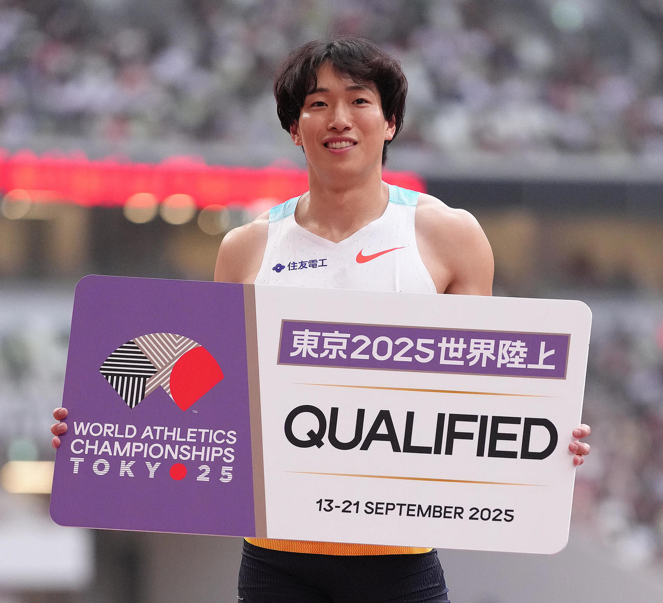 男子110メートル障害決勝で優勝し、世界陸上の内定証を受け取る泉谷（2025年7月5日撮影）
