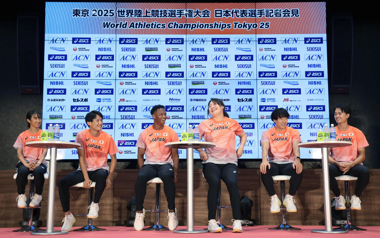「東京2025世界陸上競技選手権大会　日本代表選手記者会見」　会見中笑顔を見せる、左から田中希実、鵜沢飛羽、村竹ラシッド、北口榛花、泉谷駿介、井之上駿太（代表撮影）