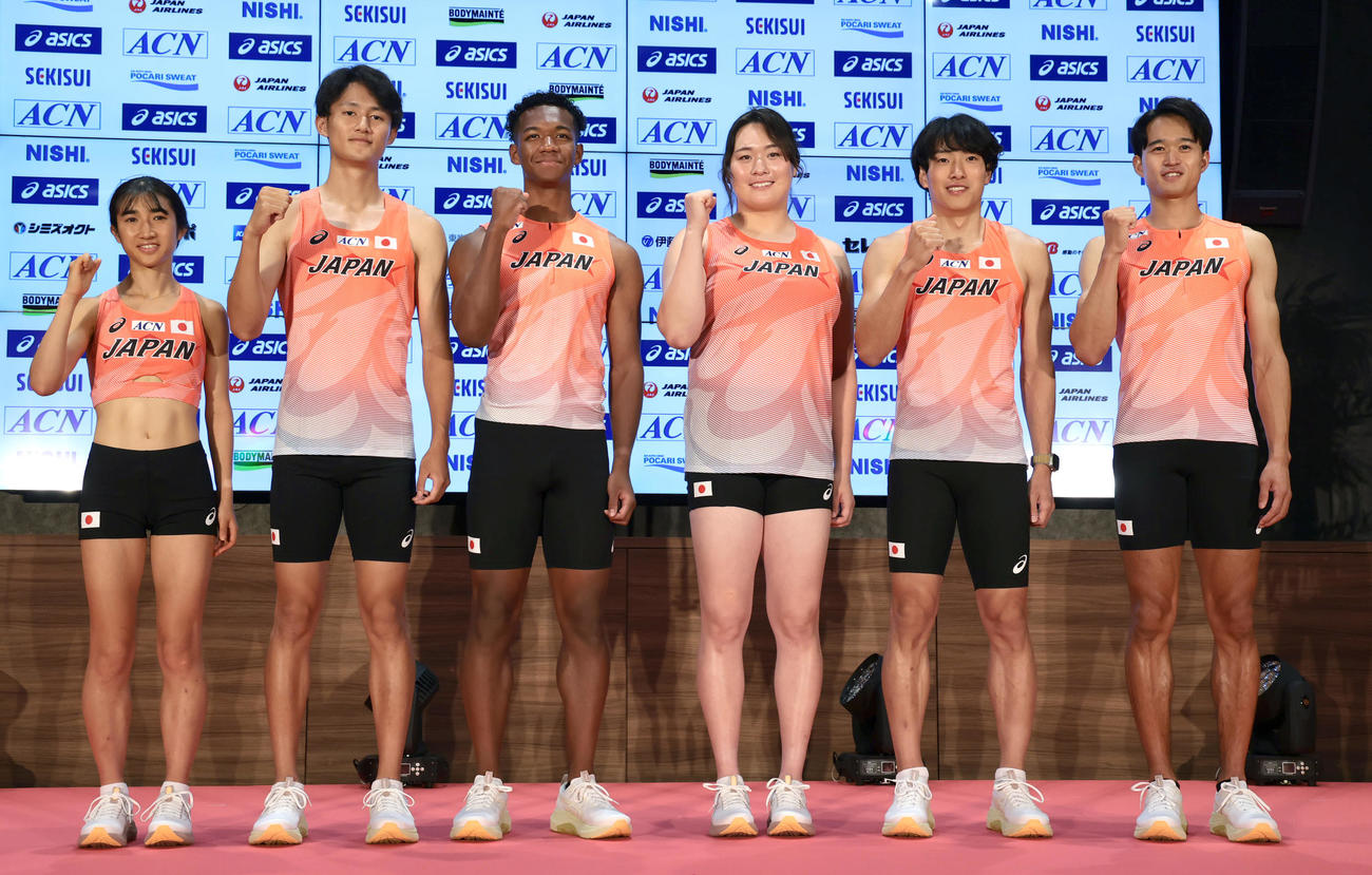「東京2025世界陸上競技選手権大会　日本代表選手記者会見」　集合写真に納まる、左から田中希実、鵜沢飛羽、村竹ラシッド、北口榛花、泉谷駿介、井之上駿太（代表撮影）