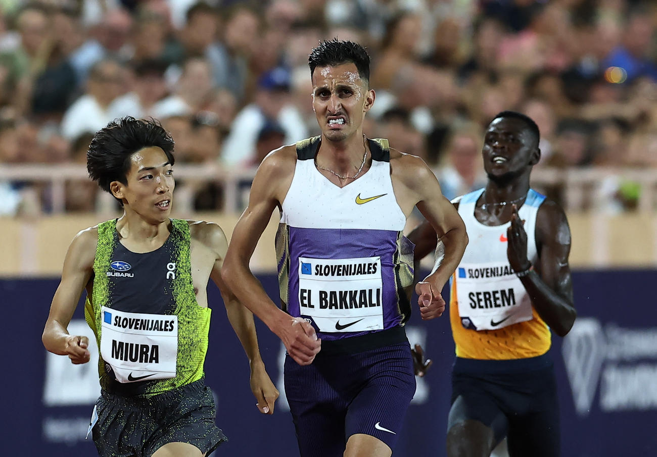 男子3000メートル障害で優勝したスフィアヌ・バカリ（中央）と競り合う三浦龍司（左）（ロイター）