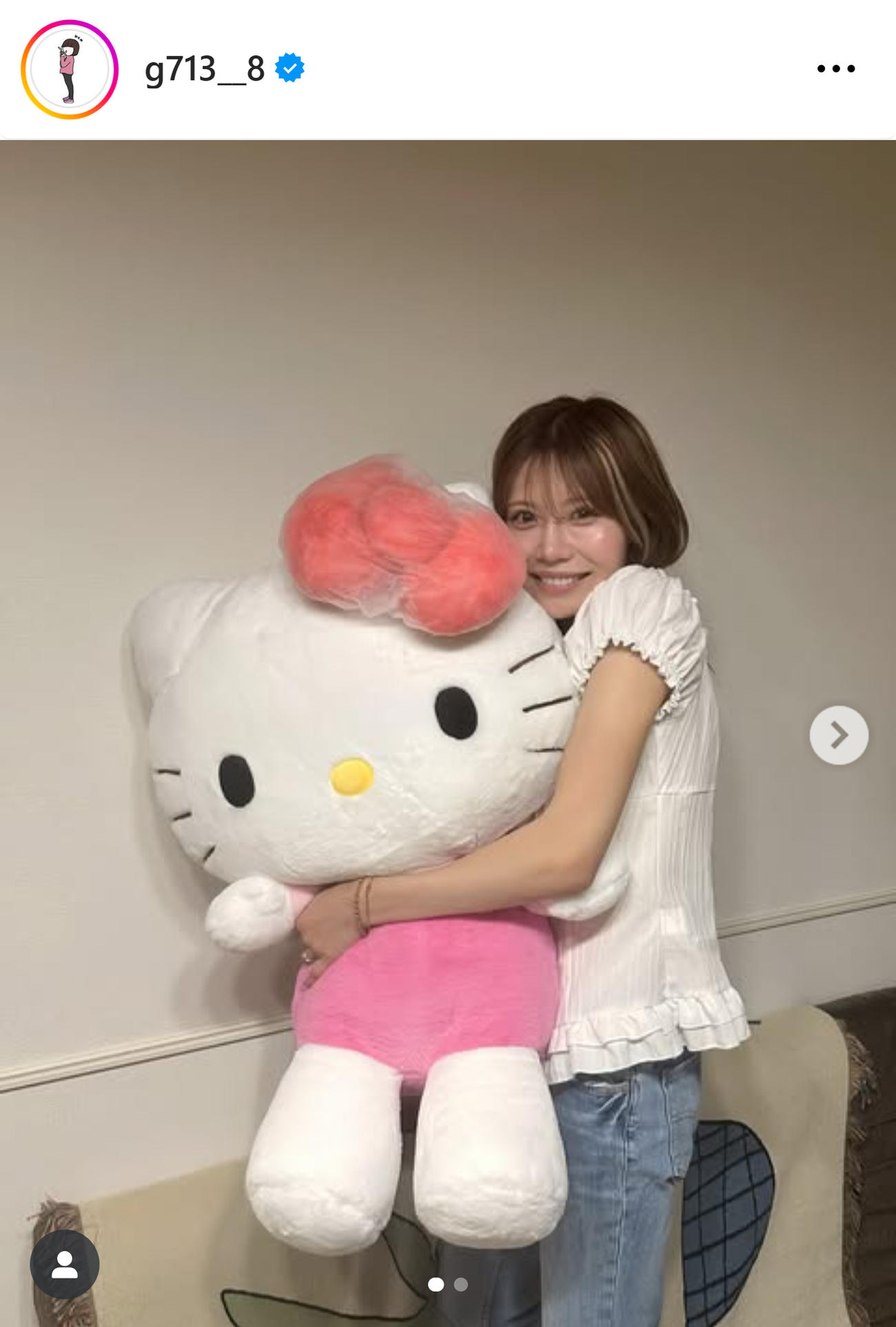 「一生推し」をギュッと抱き締める中島ひとみ（中島ひとみのインスタグラムから）
