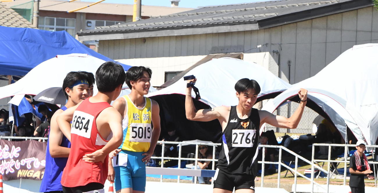 北信越新、新潟県中学新、大会新で男子200メートルを制した三条二中・桜田（右）（撮影・小林忠）