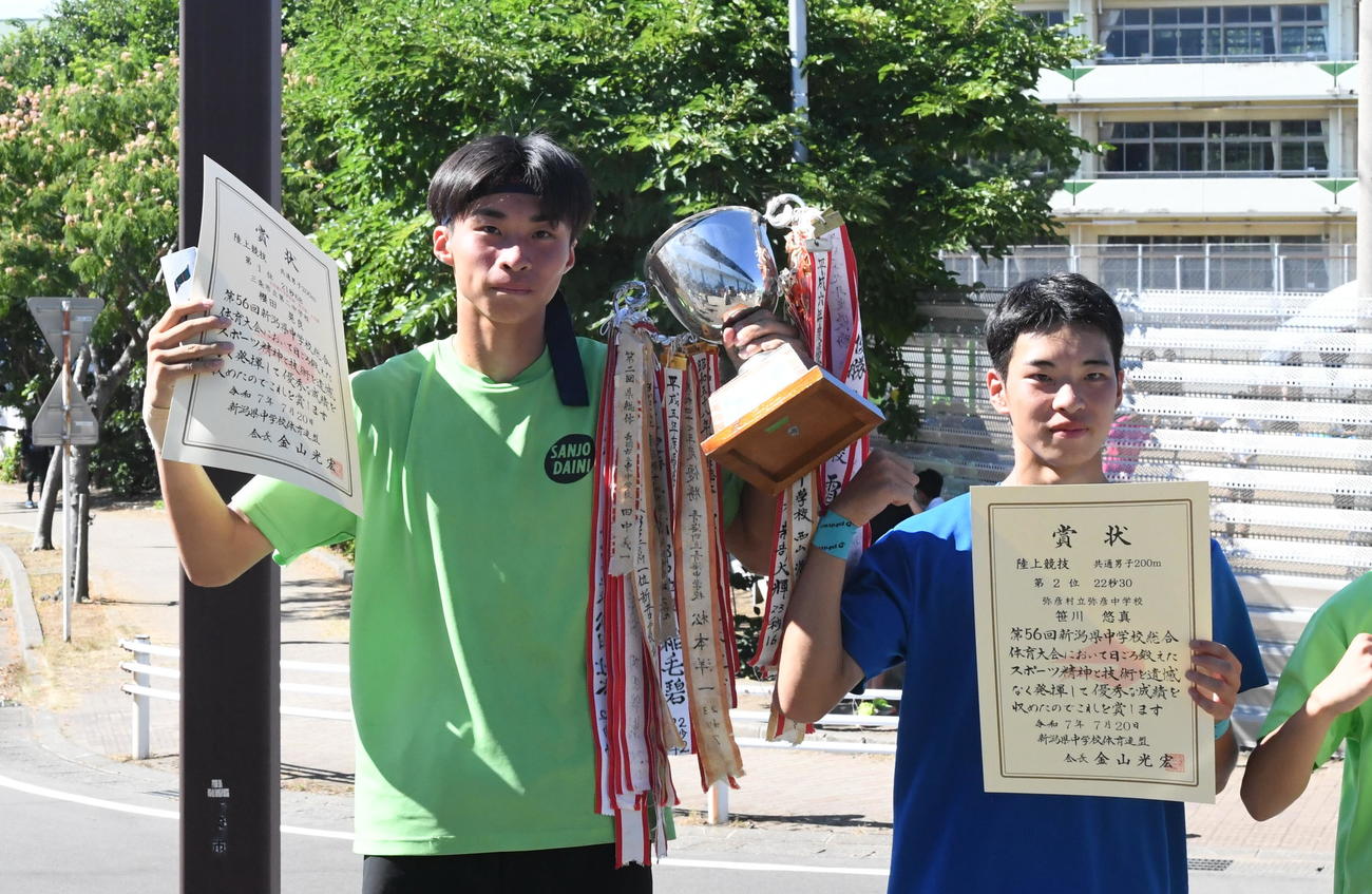 北信越新、新潟県中学新、大会新で男子200メートルを制した三条二中・桜田（左）（撮影・小林忠）