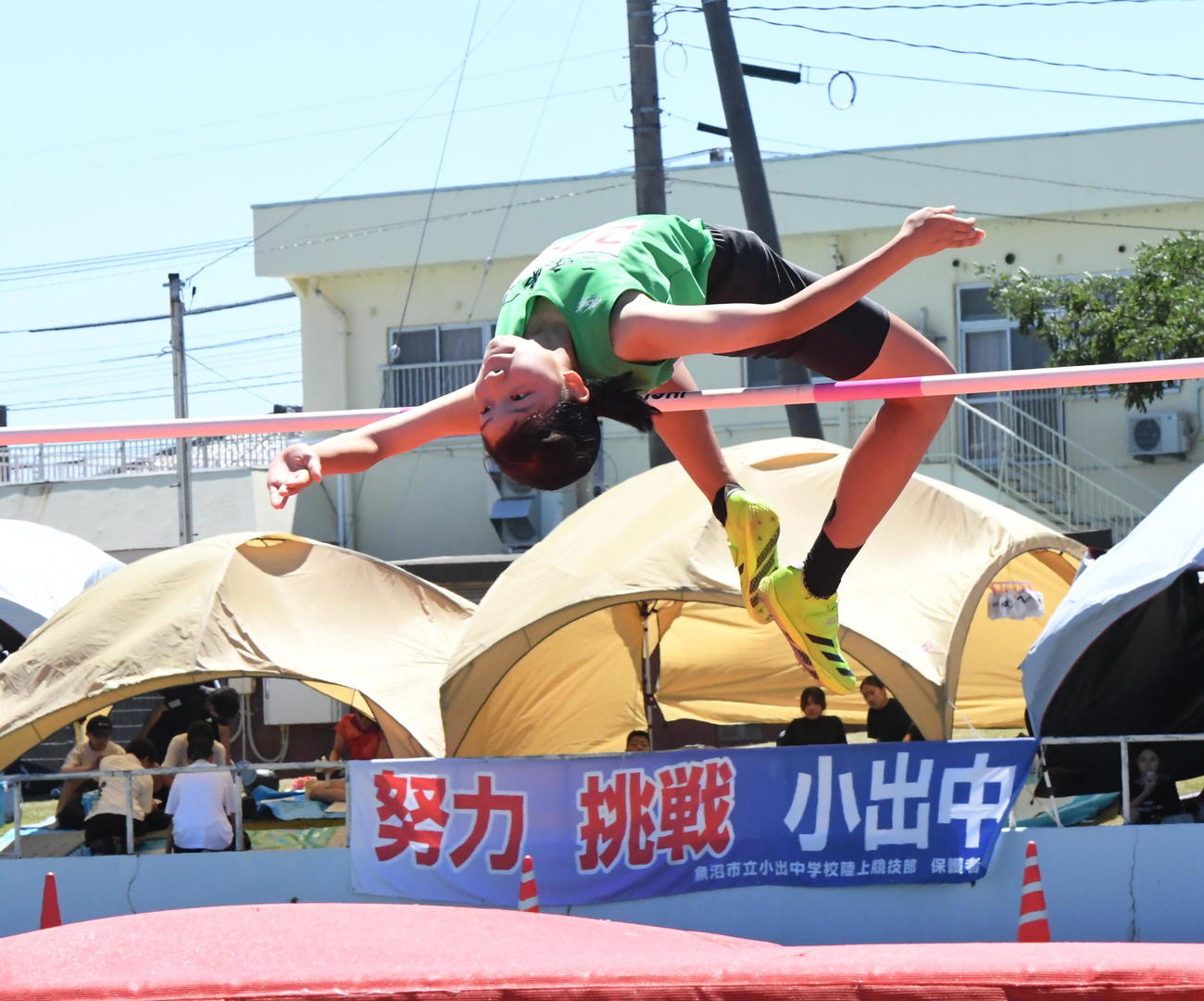 女子走り高跳びを制した三条一中・南雲（撮影・小林忠）