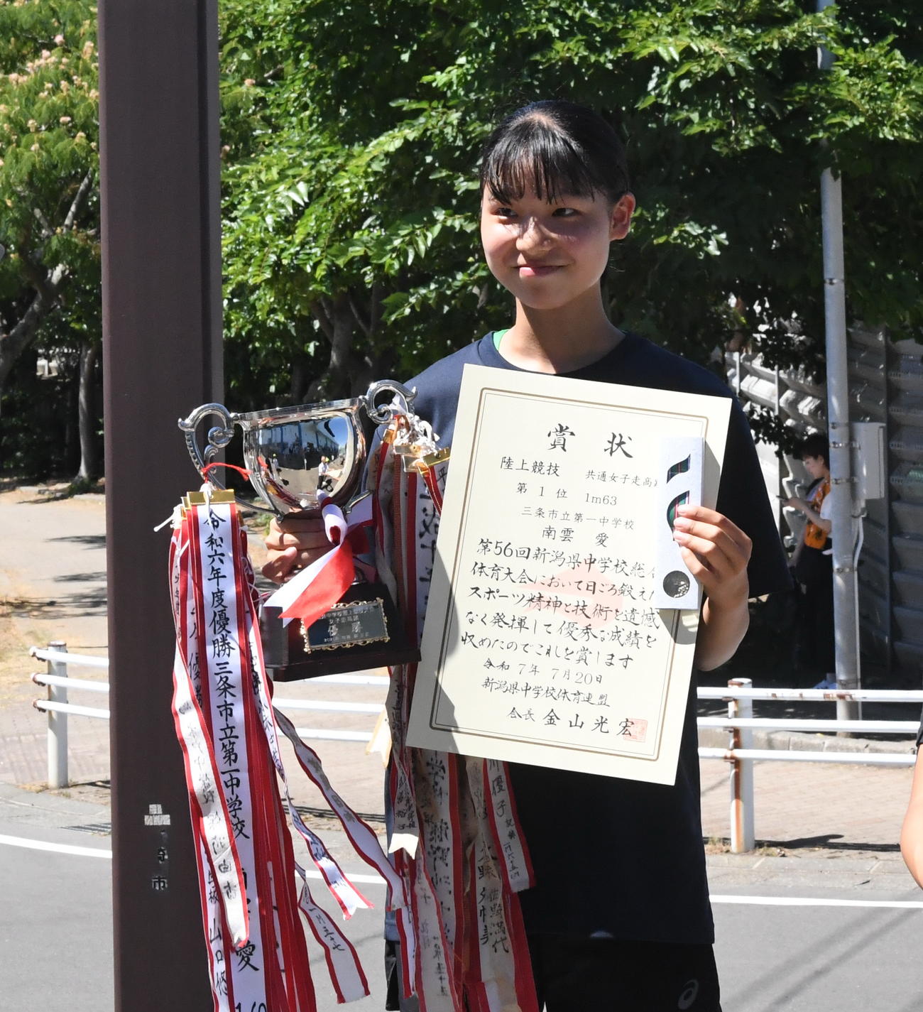 女子走り高跳びを制し、表彰式で笑顔を見せる三条一中・南雲（撮影・小林忠）