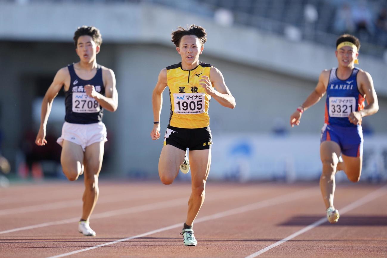 男子100メートルで高校新記録の10秒00で優勝した星稜の清水空跳（中央）（共同）