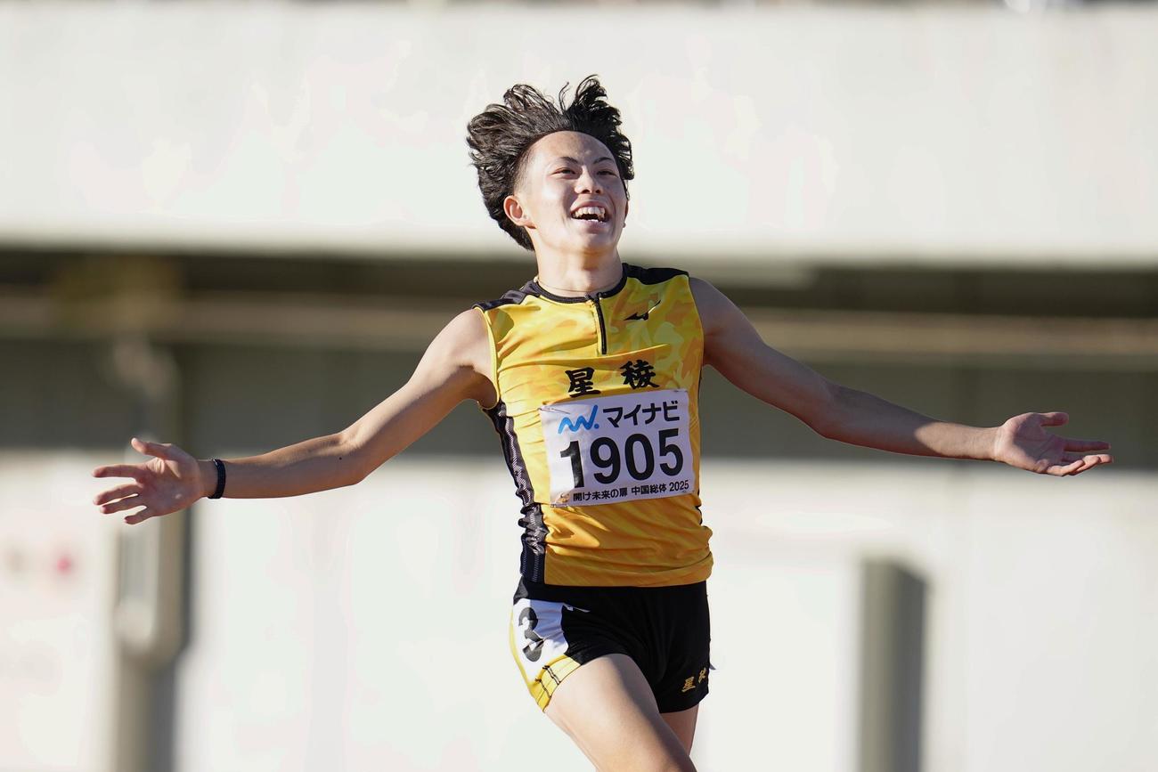 男子100メートルのレースを終え、喜ぶ星稜の清水空跳。高校新の10秒00で優勝した（共同）