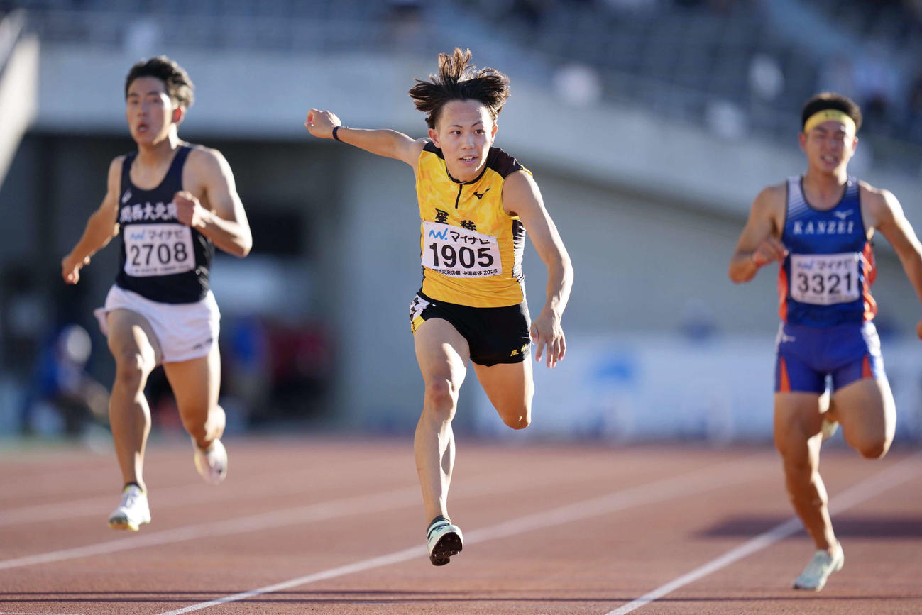 男子100メートルで高校新の10秒00で優勝した星稜・清水（中央）