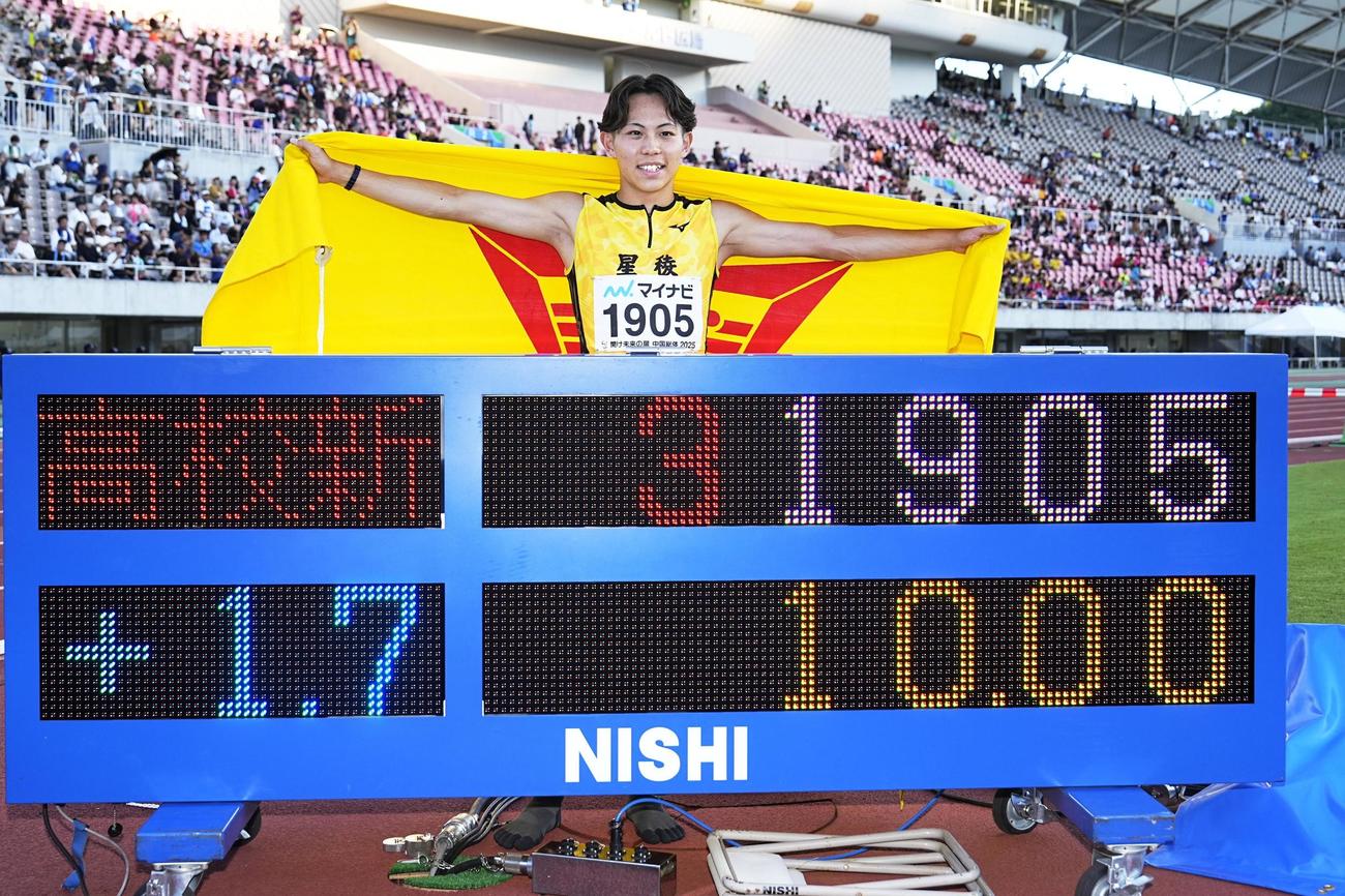 男子100 メートル で、日本歴代5位に並ぶ10秒00で優勝した星稜の清水空跳。18歳未満の世界記録を樹立し、高校記録も更新した（共同）