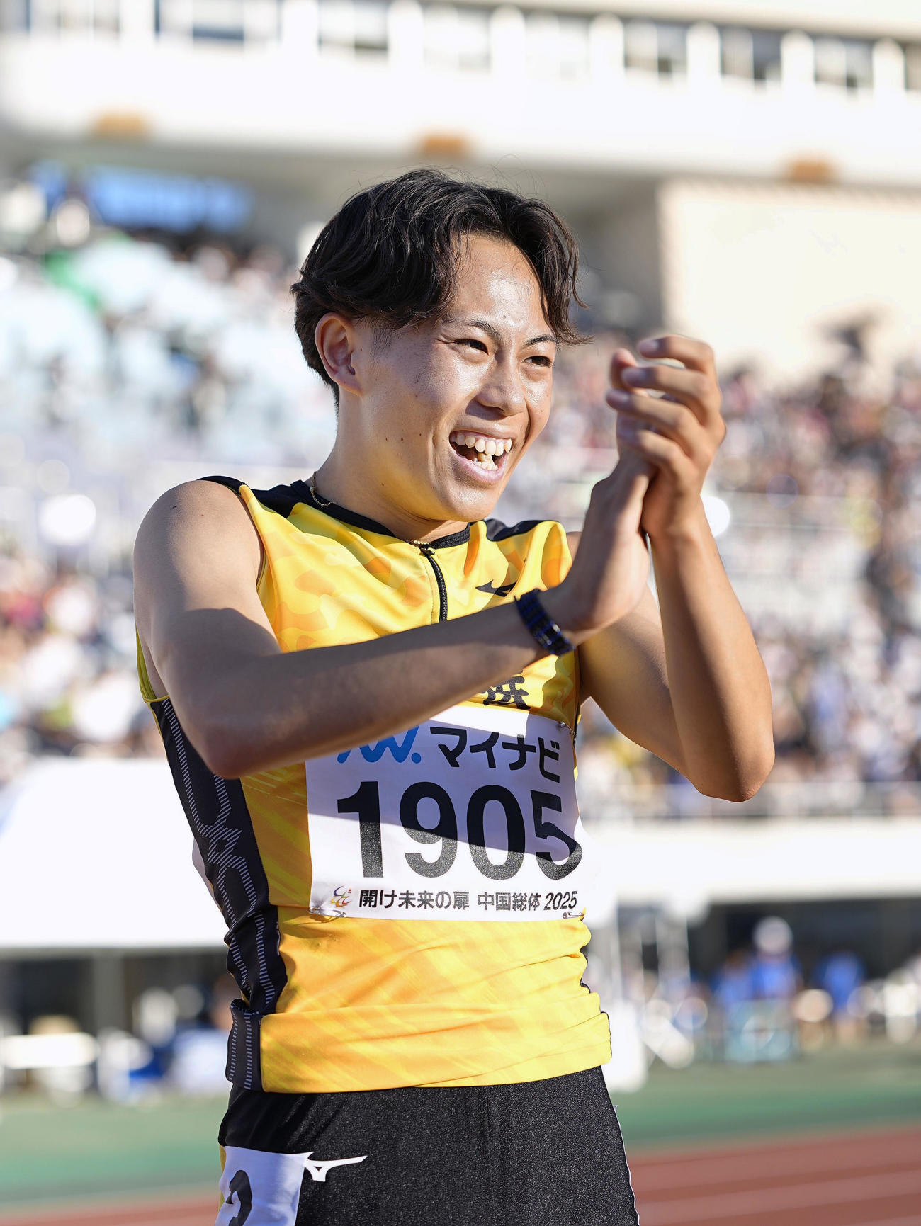 男子100 メートル のレースを終え、笑顔の星稜・清水空跳。日本歴代5位に並ぶ10秒00の好タイムで優勝した（共同）