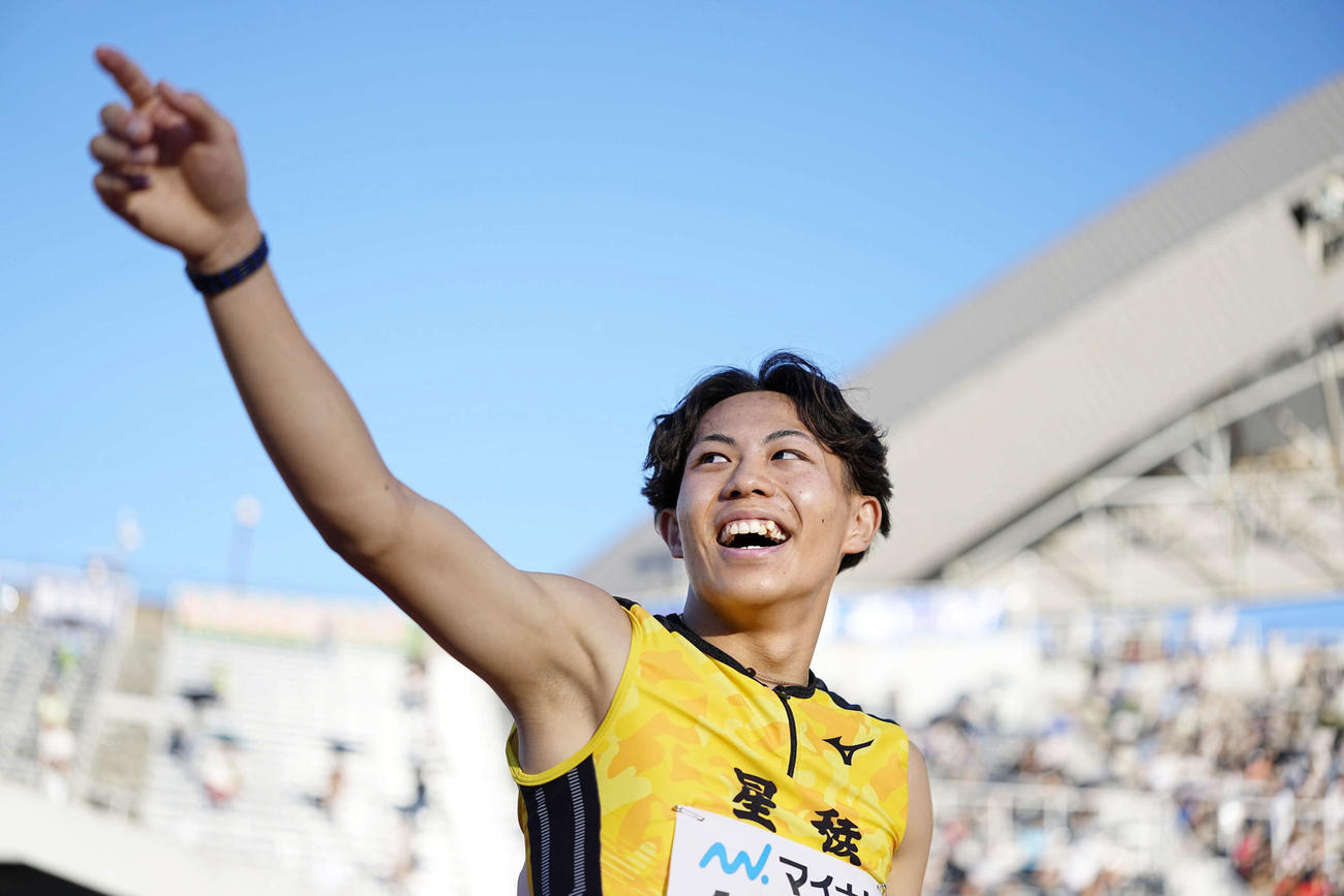 男子100メートルのレース後、高校新の10秒00で優勝し笑顔を見せる清水（共同）