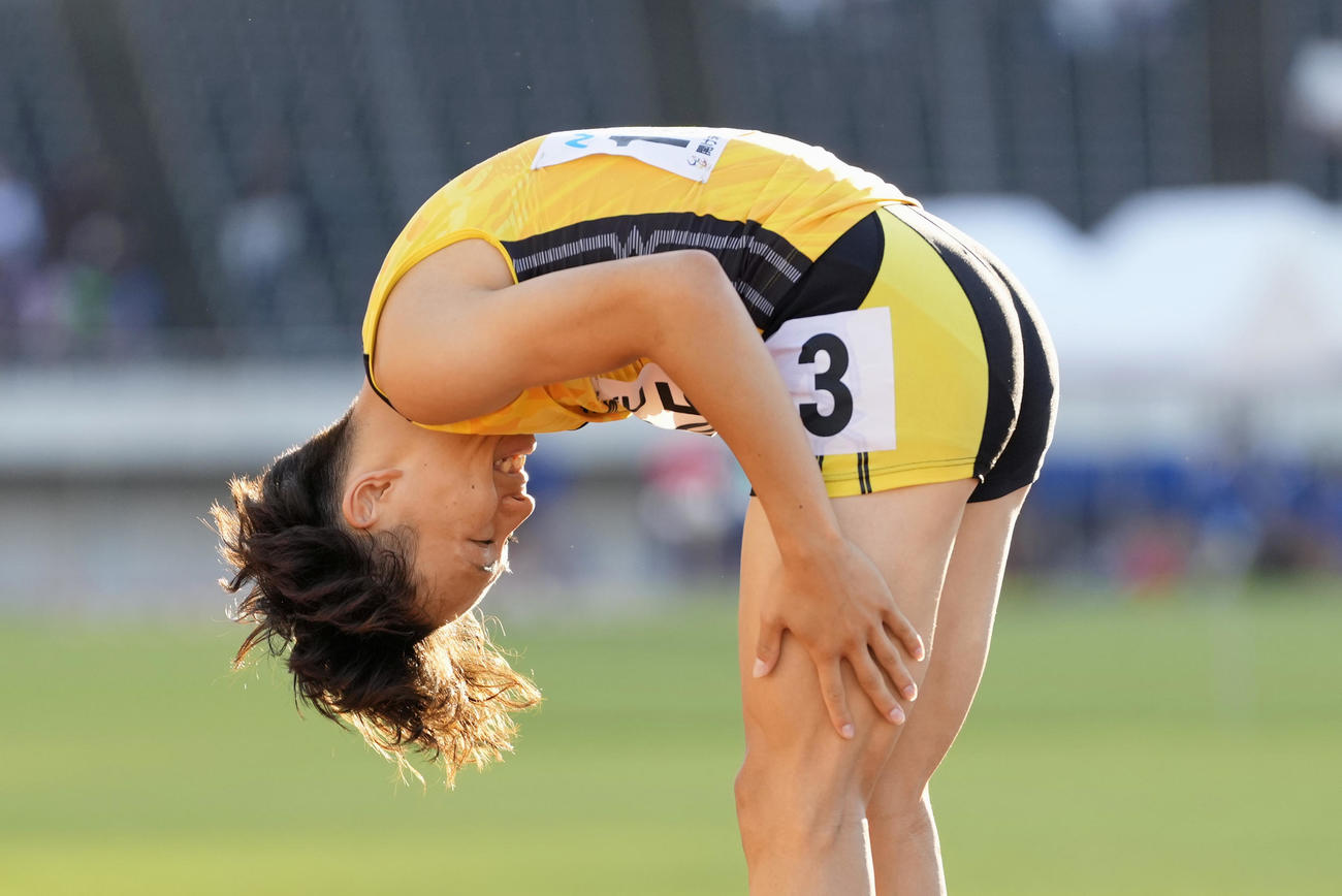 男子100メートルのレースを終え、一礼する星稜の清水空跳。高校新の10秒00で優勝した（共同）