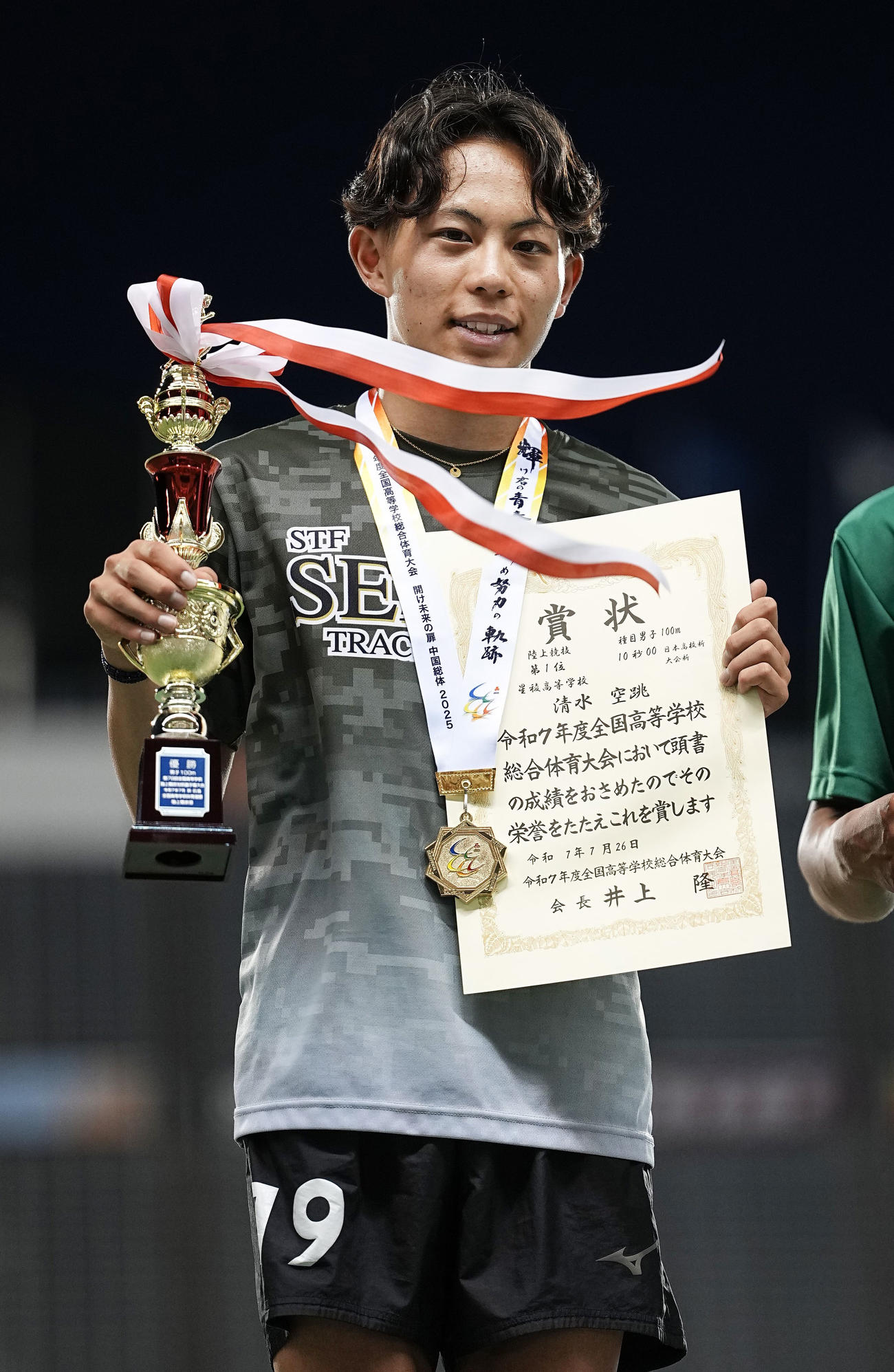 男子100メートルで優勝し、表彰式で笑顔の星稜・清水空跳（共同）