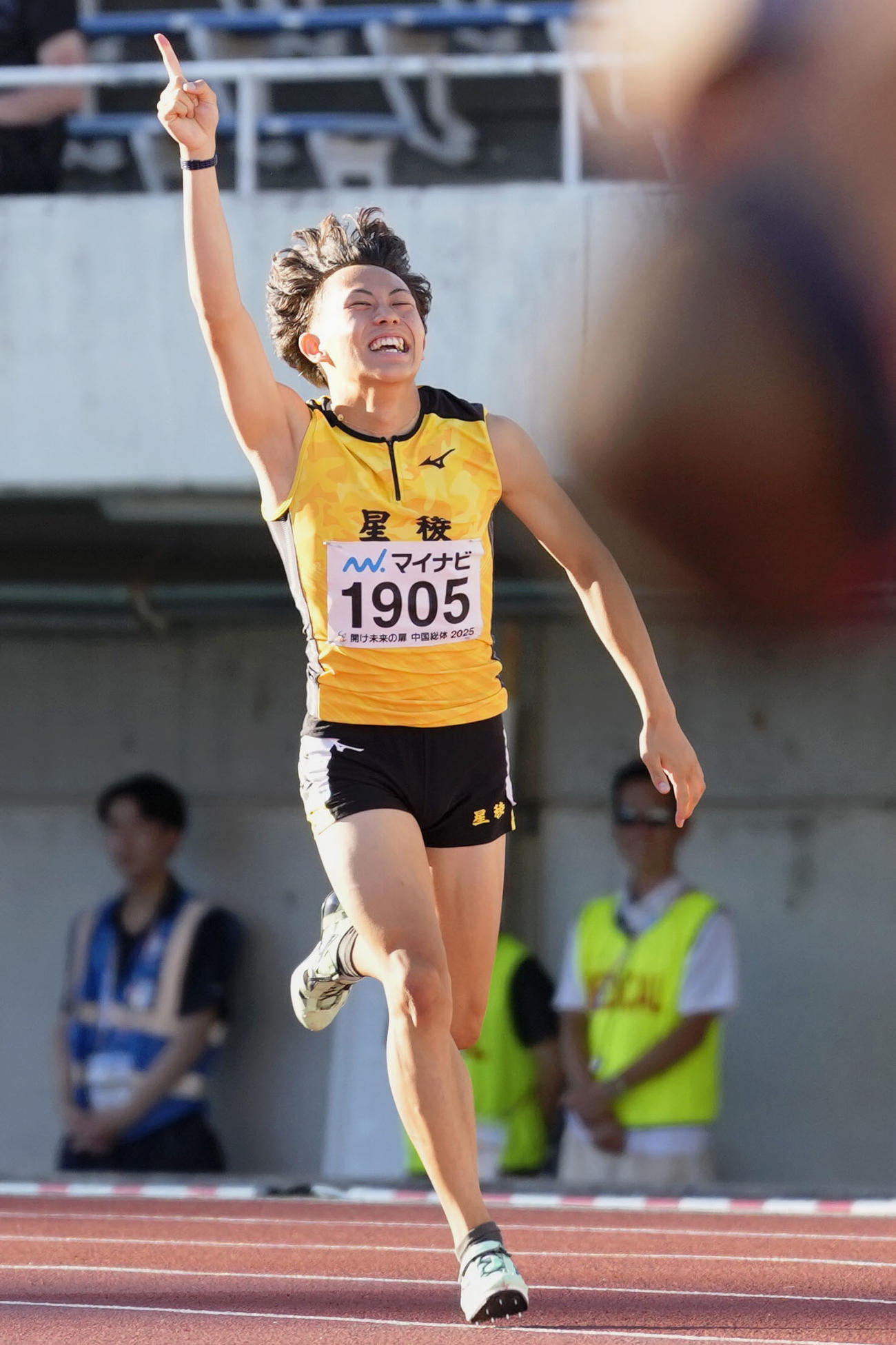 男子100メートルのレースを終え、喜ぶ星稜の清水空跳。高校新の10秒00で優勝した【共同】