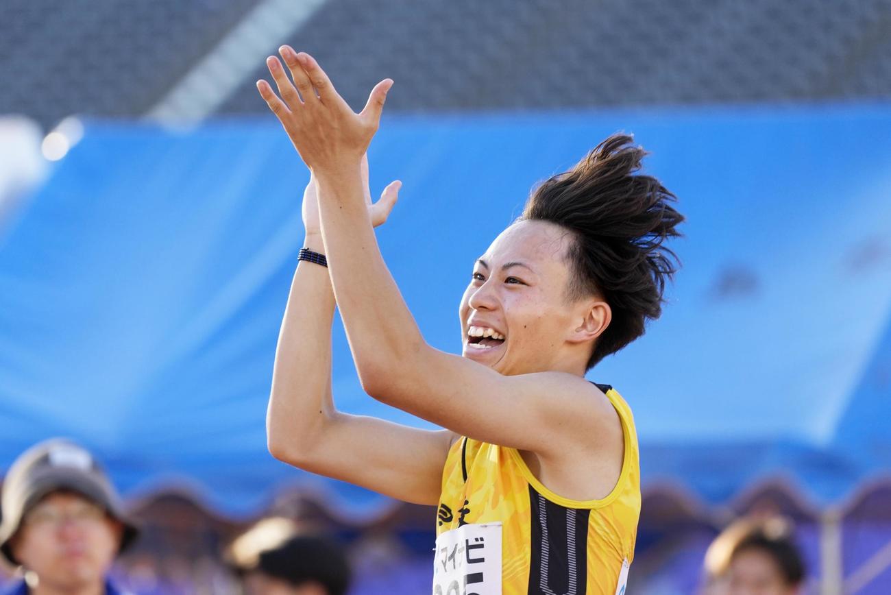男子100メートルのレースを終え、喜ぶ星稜の清水空跳。高校新の10秒00で優勝した（共同）