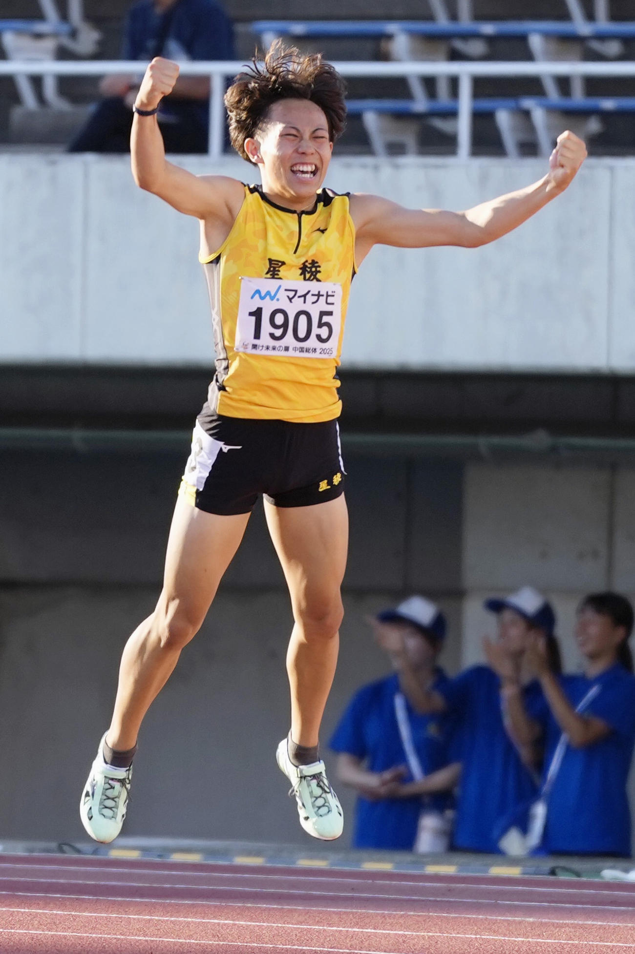 男子100メートルのレースを終え、喜ぶ星稜の清水空跳。高校新の10秒00で優勝した（共同）