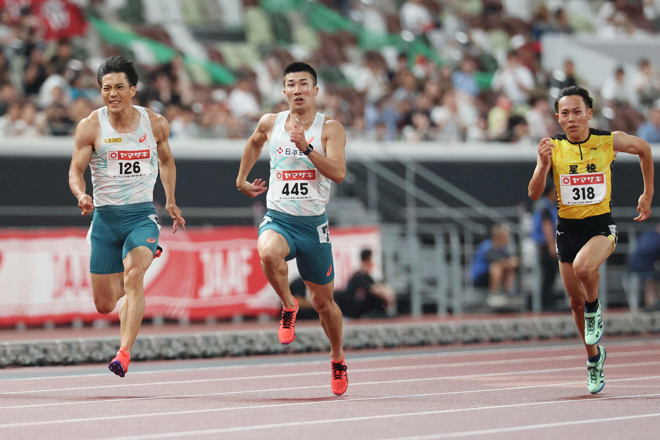 日本陸上競技選手権の男子100メートル準決勝で力走する力走する山県亮太（左）、桐生祥秀（中央）、清水空跳（2025年7月4日撮影）