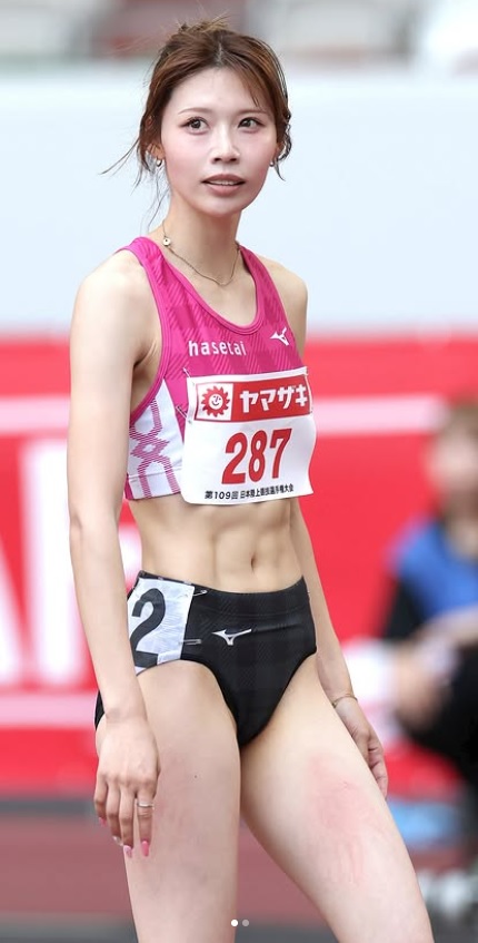 鍛え上げられた腹筋でレースに臨む中島ひとみ（長谷川体育施設陸上競技部のインスタグラムから）