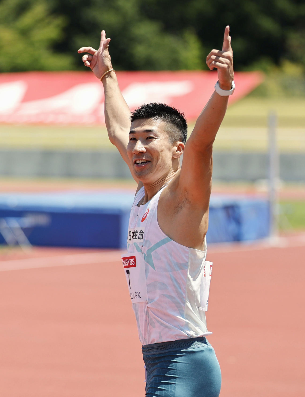 陸上の富士北麓ワールドトライアルの男子100メートル 予選で9秒99をマークし喜ぶ桐生祥秀（共同）