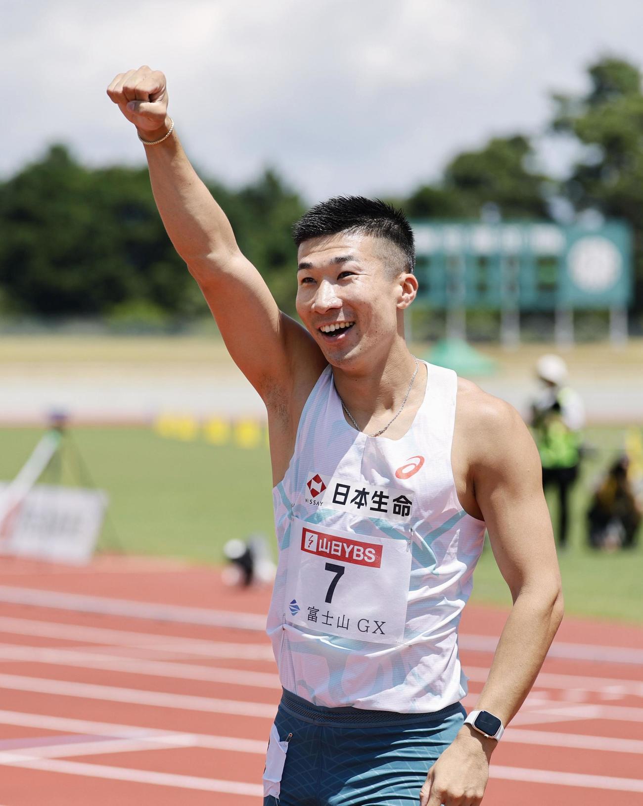 陸上の富士北麓ワールドトライアルの男子100メートル 予選で9秒99をマークし喜ぶ桐生祥秀（共同）