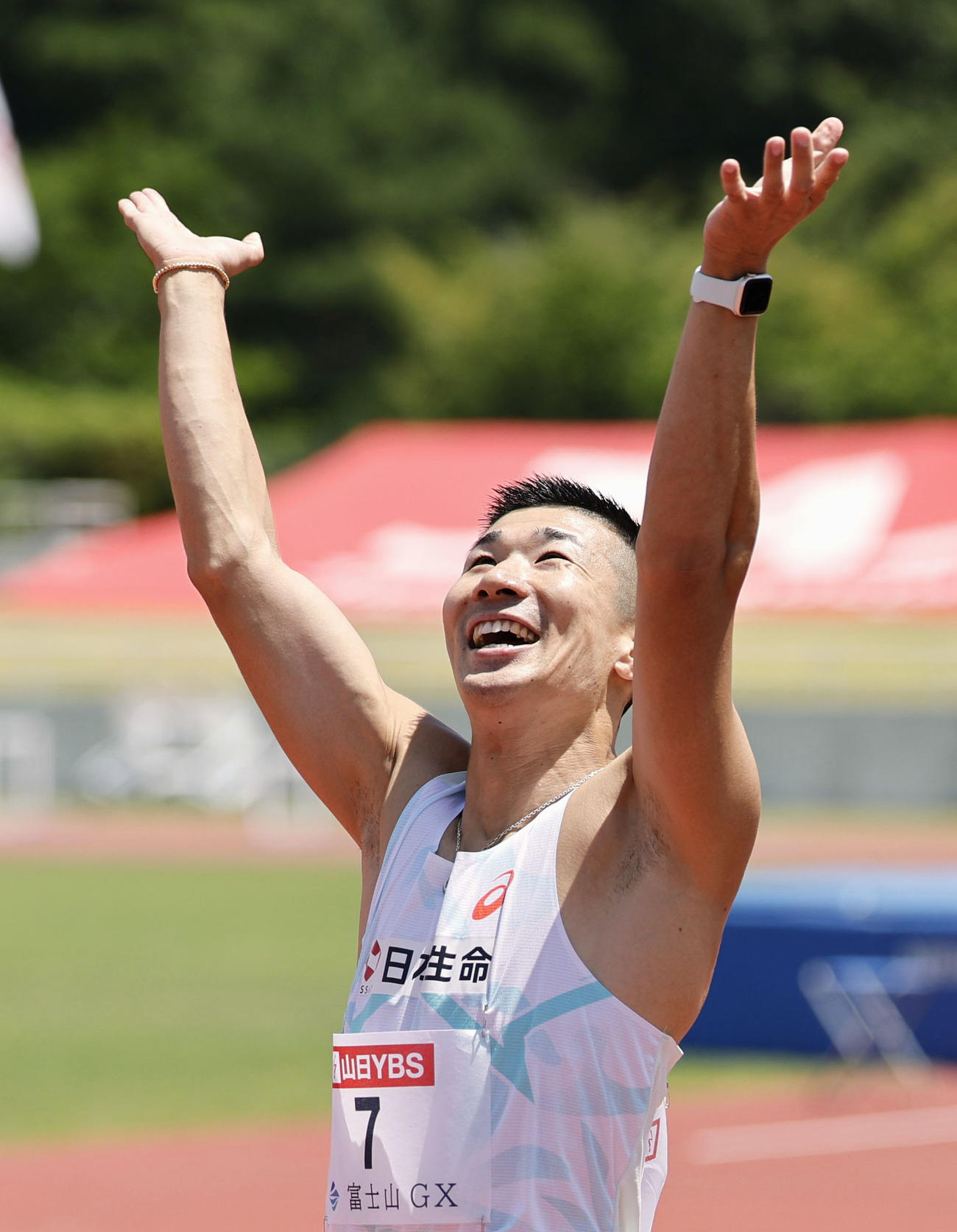 陸上の富士北麓ワールドトライアルの男子100メートル予選で9秒99をマークし喜ぶ桐生祥秀（共同）