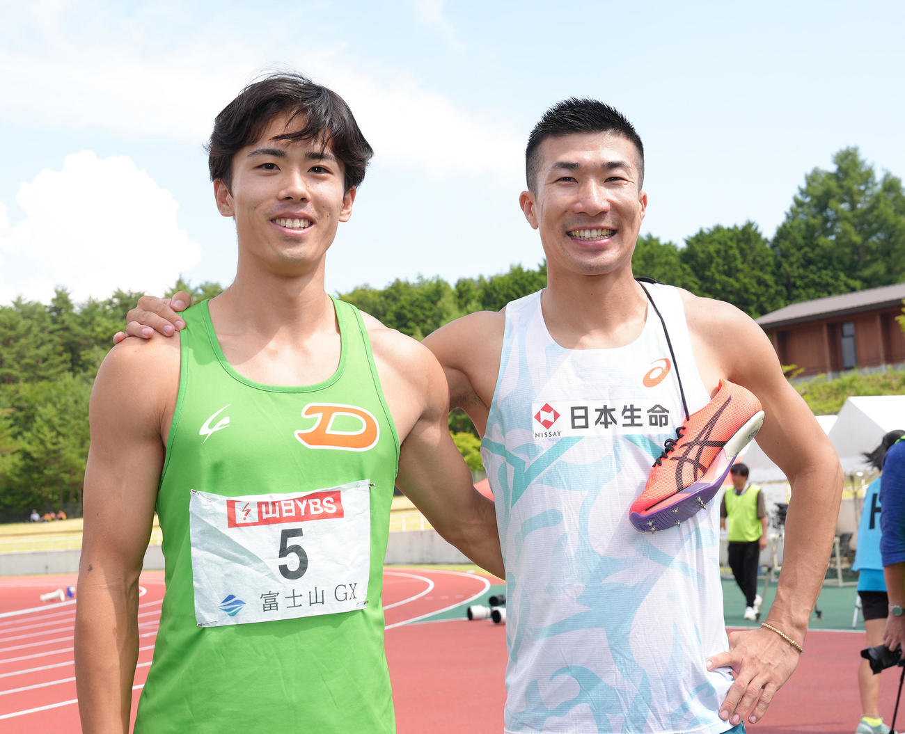 男子100メートル予選を終え笑顔を見せる桐生（右）と守（撮影・足立雅史）