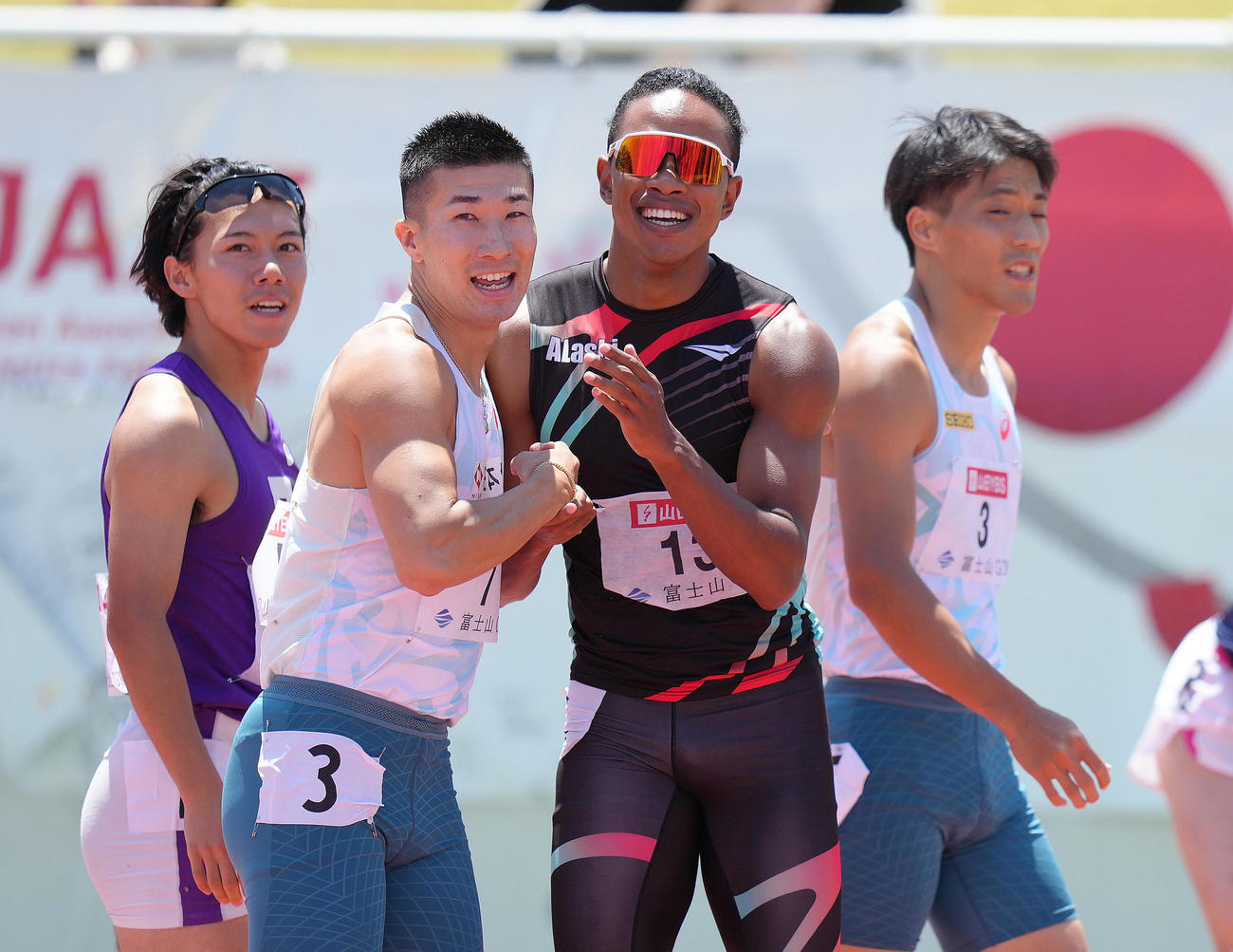 男子100メートル予選で9秒99をマークし、同組の選手から祝福に笑顔を見せる桐生（左から2人目）（撮影・足立雅史）