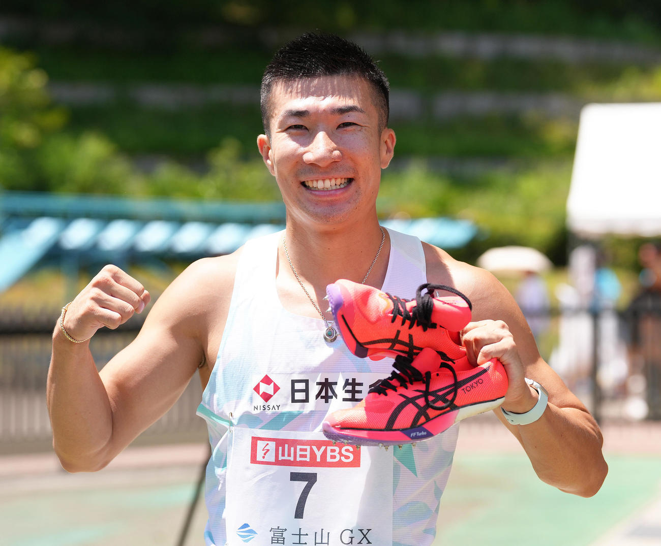 男子100メートル予選で9秒99をマークし笑顔を見せる桐生（撮影・足立雅史）