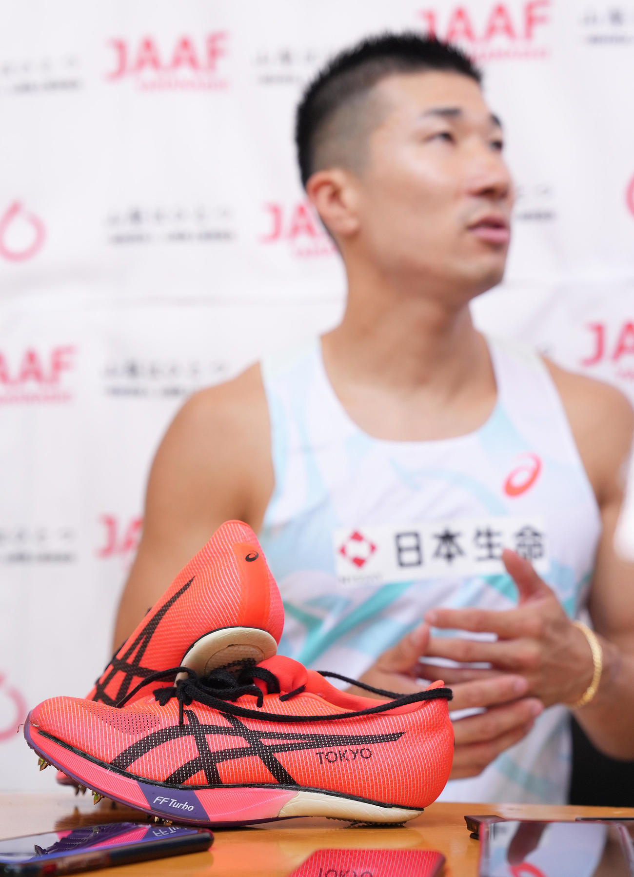 予選後取材に応じる桐生の机に置かれたシューズには「TOKYO」の文字が（撮影・足立雅史）