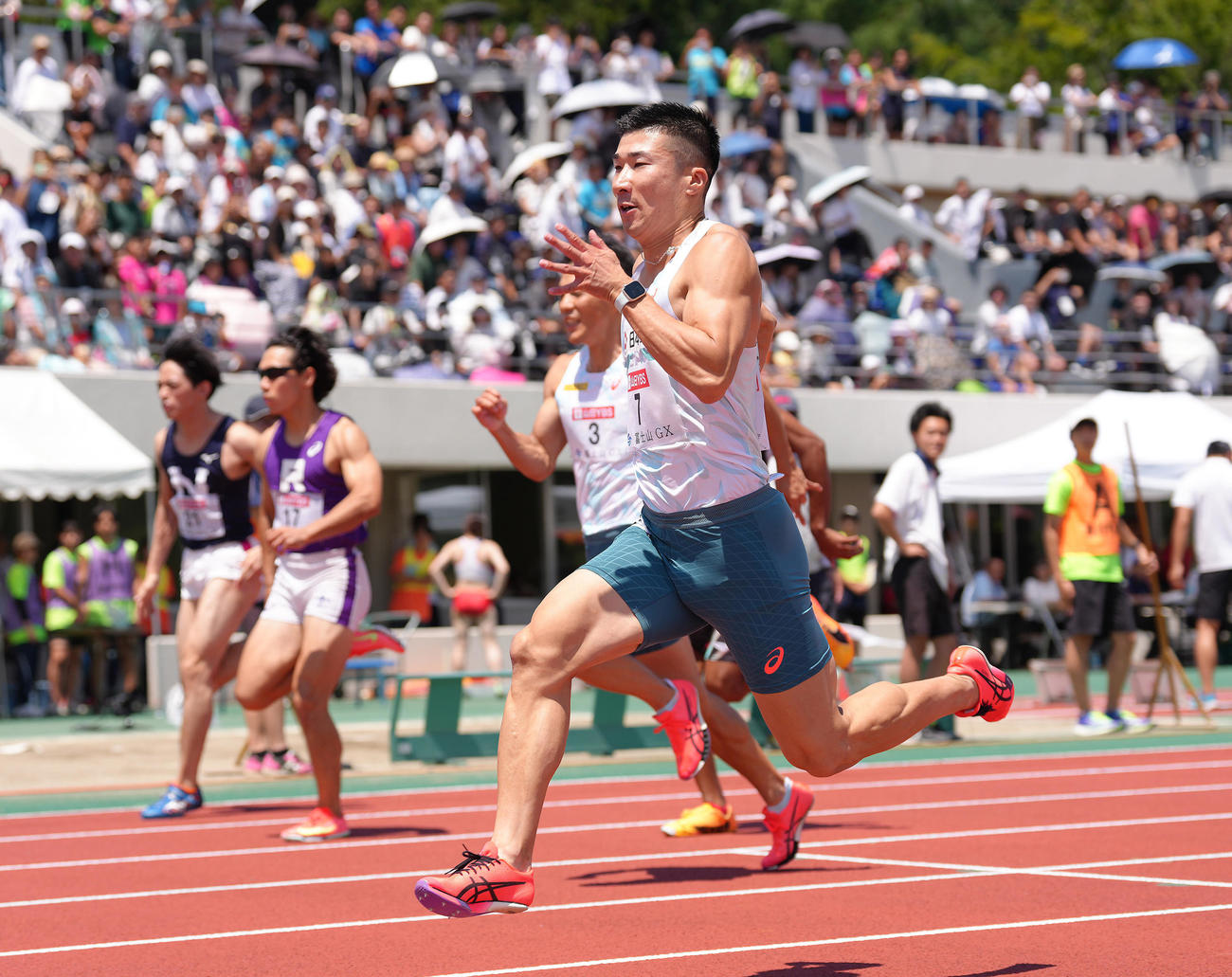 2025年8月3日　男子100メートル予選で9秒99をマークした桐生（右端）（撮影・足立雅史）