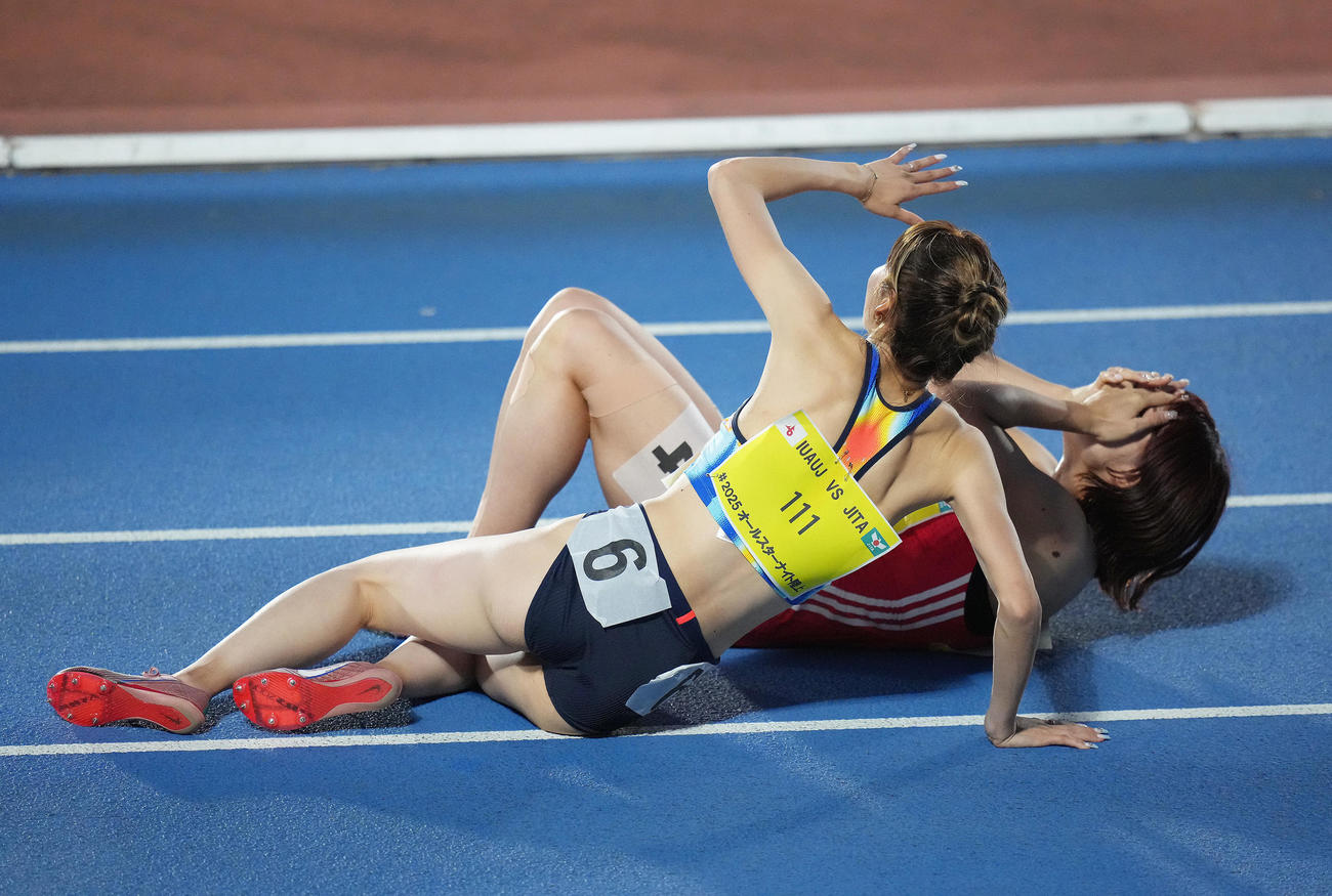 女子100メートル障害決勝で優勝した中島（左）と2位福部はタイムを確認し倒れ込む（撮影・足立雅史）