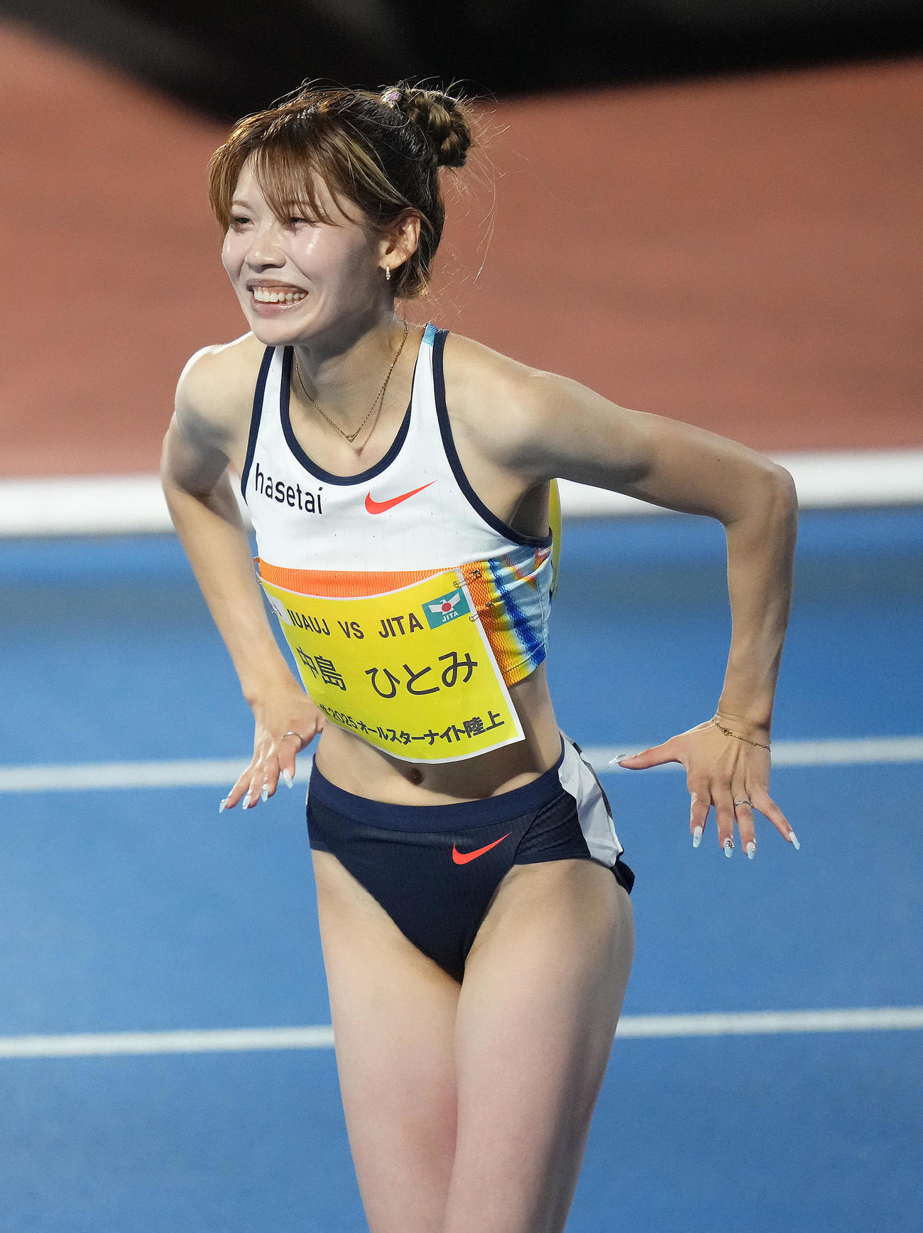 女子100メートル障害決勝で優勝し笑顔を見せる中島（撮影・足立雅史）