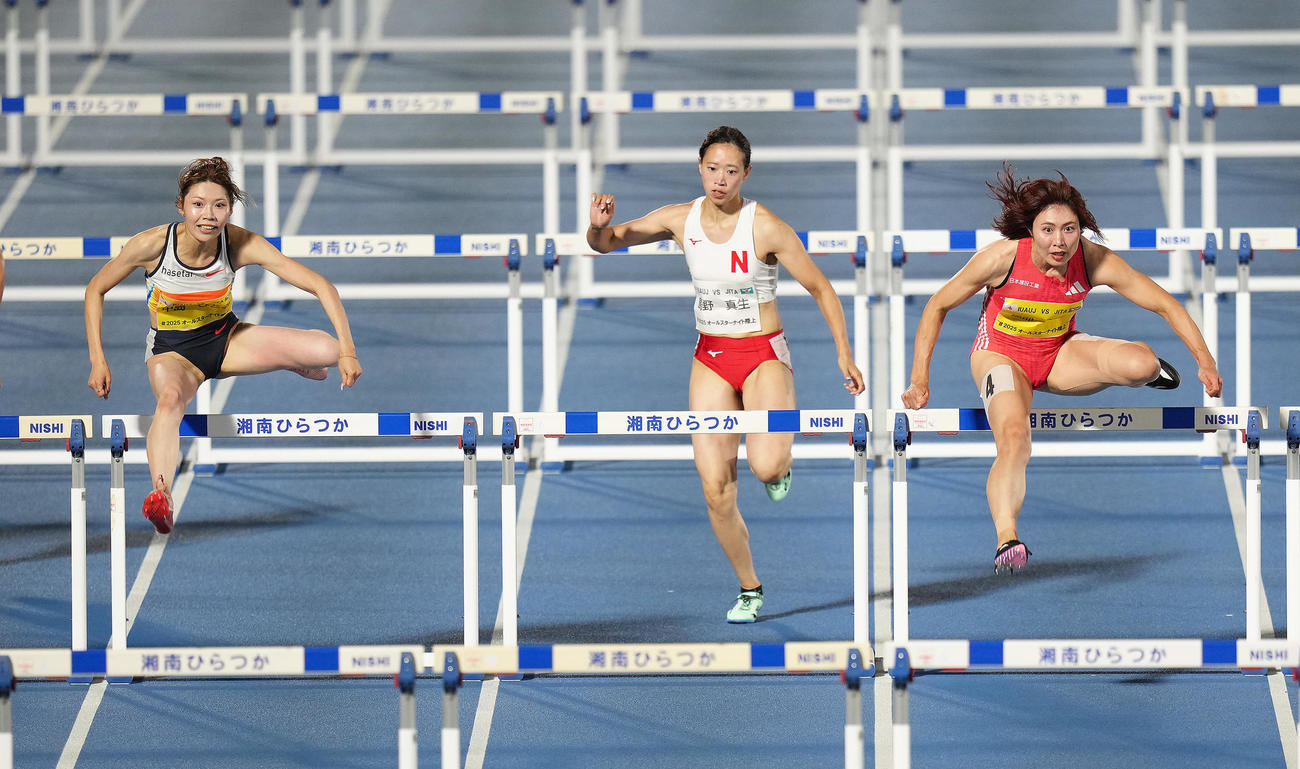 女子100メートル障害決勝で優勝した中島（左）。右は2位福部（撮影・足立雅史）
