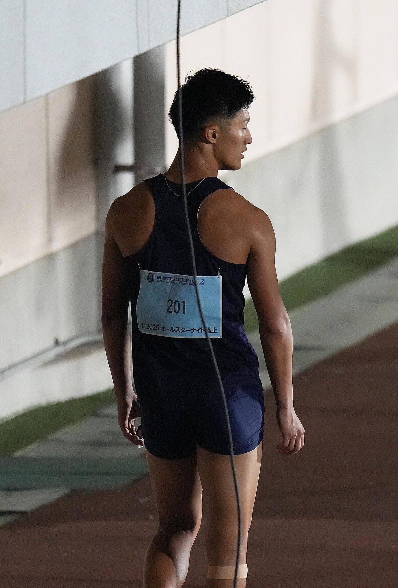男子100メートル決勝で優勝するも足早に引き揚げる柳田（撮影・足立雅史）