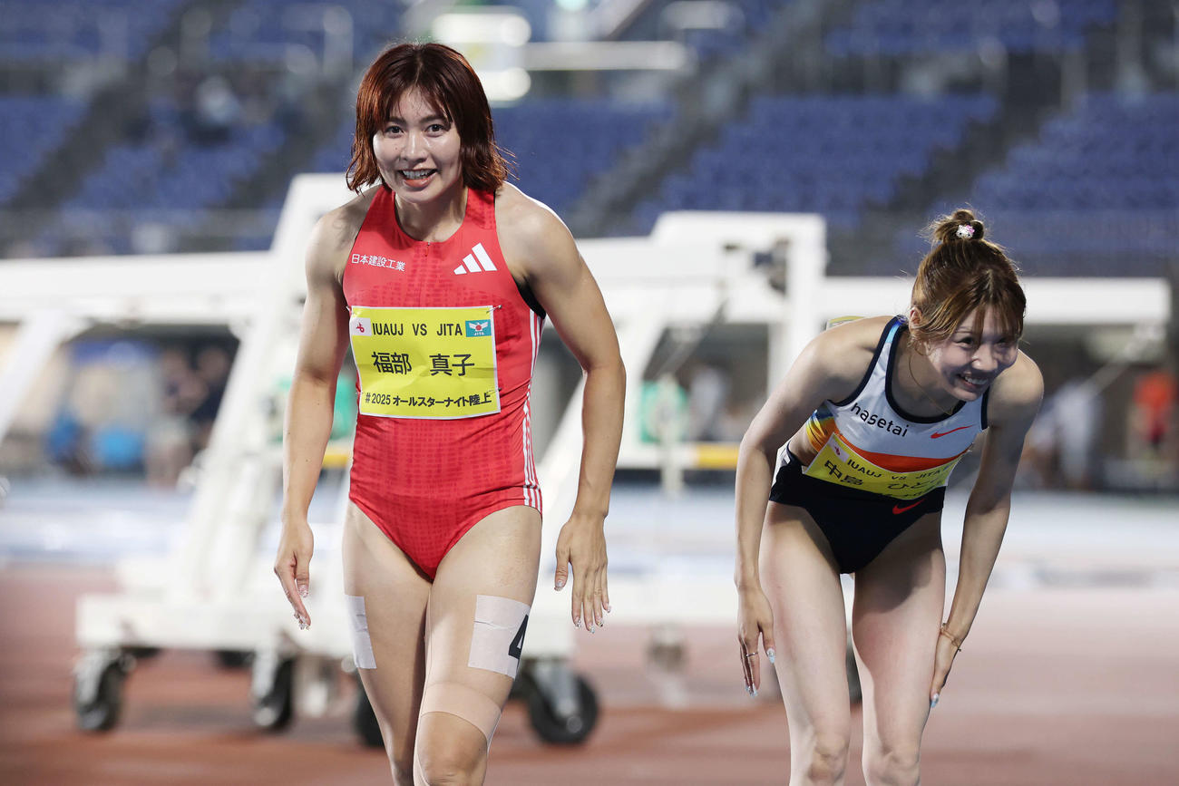 女子100メートル障害決勝　2位の福部（左）と1位の中島（撮影・宮地輝）